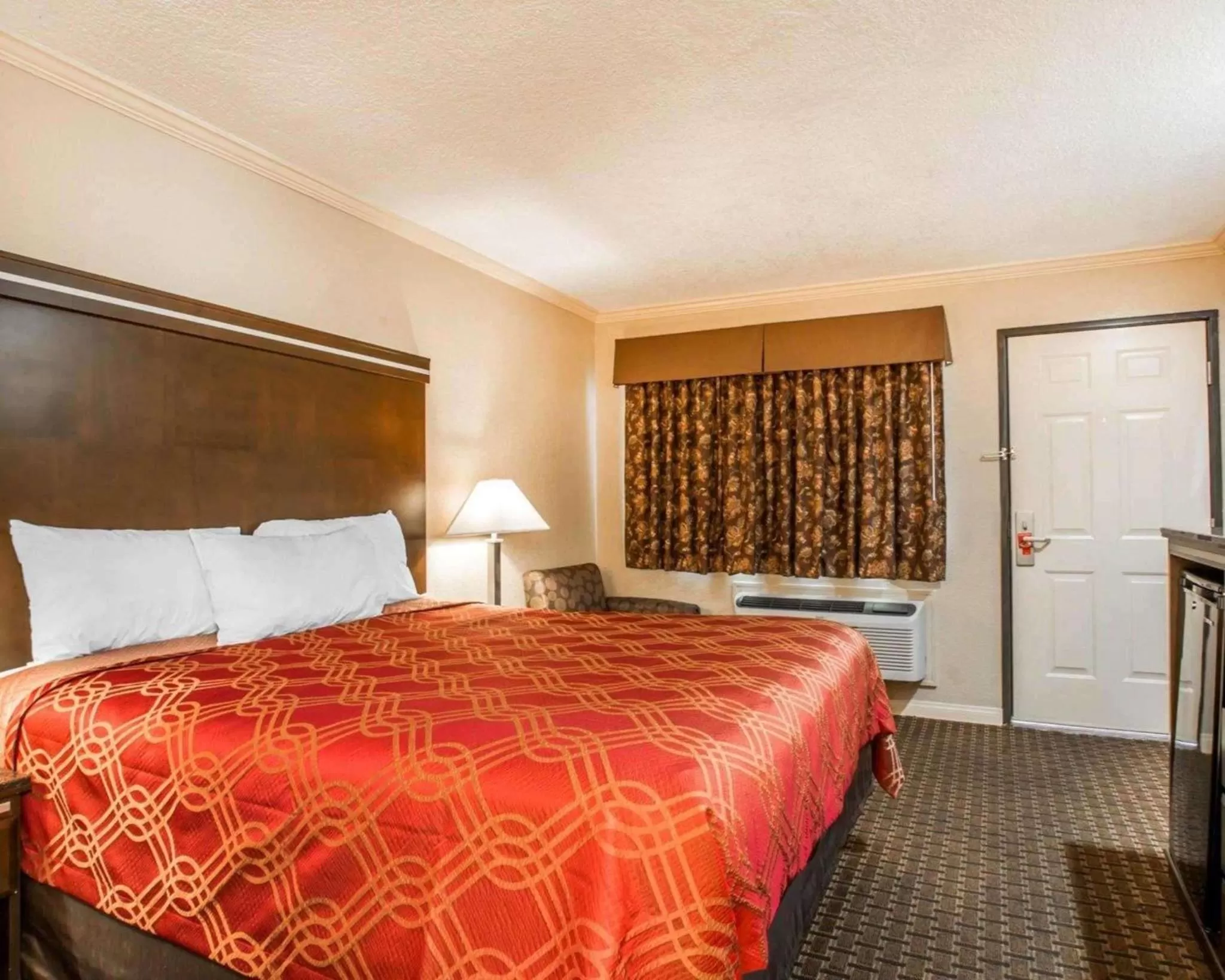 Standard Room, 1 Queen Bed, Accessible Roll-In Shower, Non Smoking in Rodeway Inn Lemon Grove San Diego East
