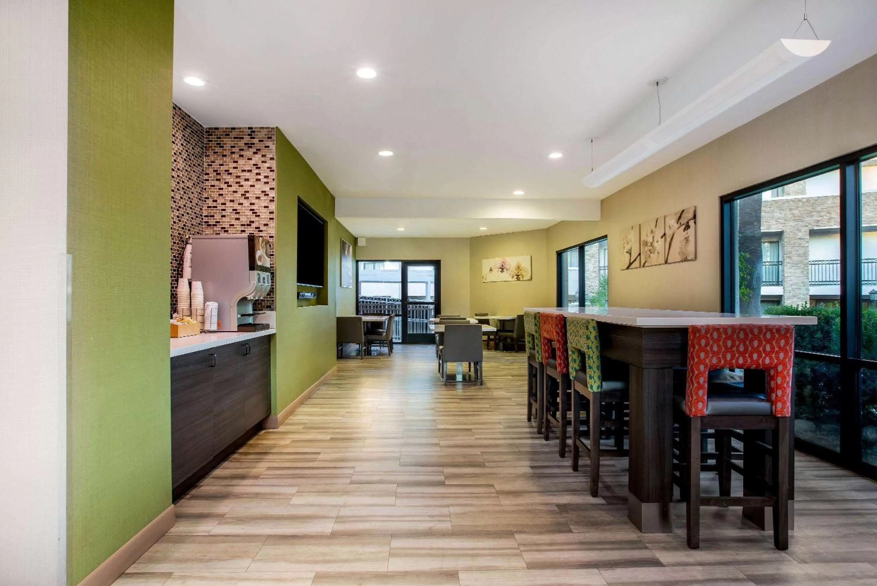 Communal lounge/ TV room in La Quinta by Wyndham Pomona