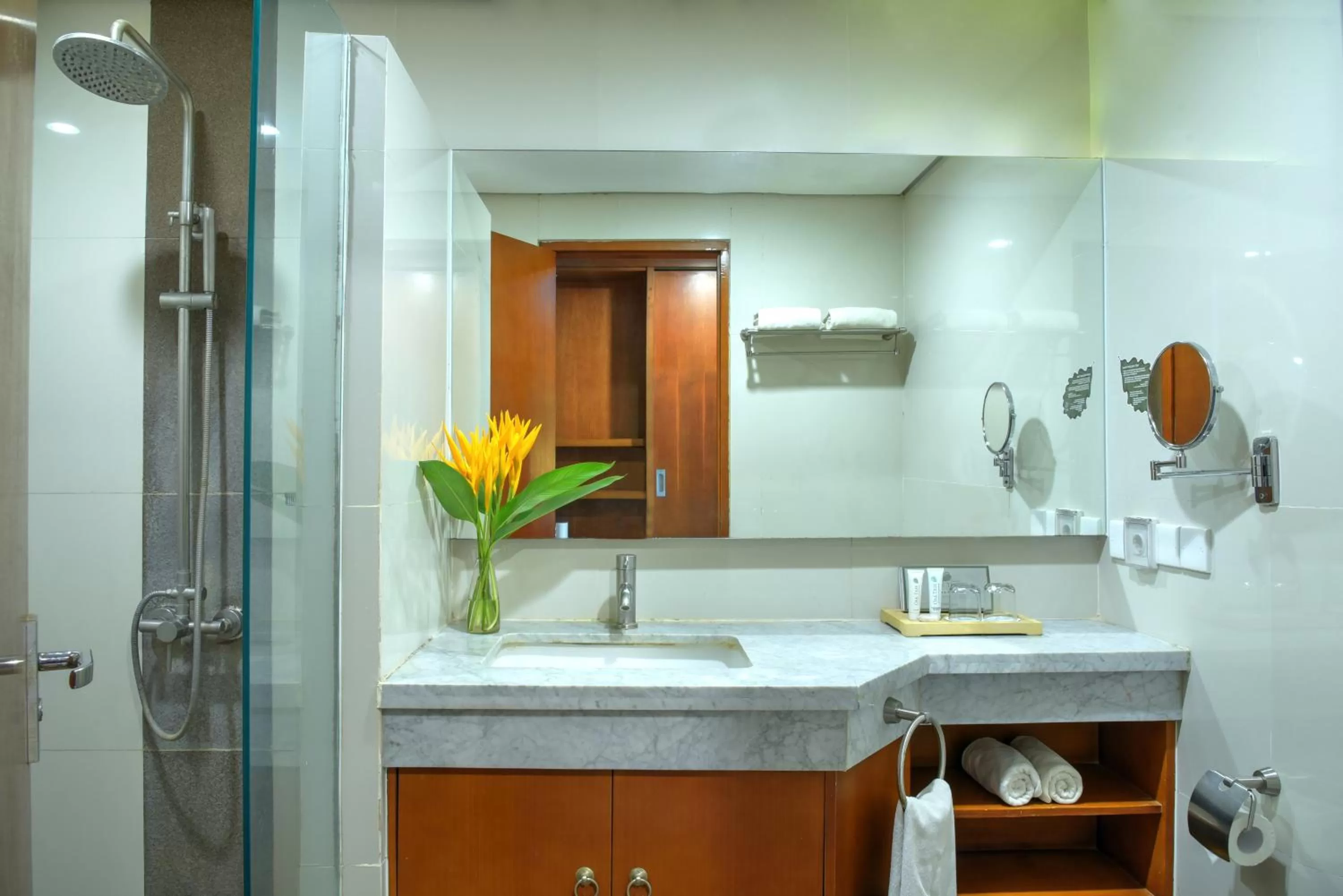 Bathroom in Oak Tree Emerald Hotel & Coventions Semarang