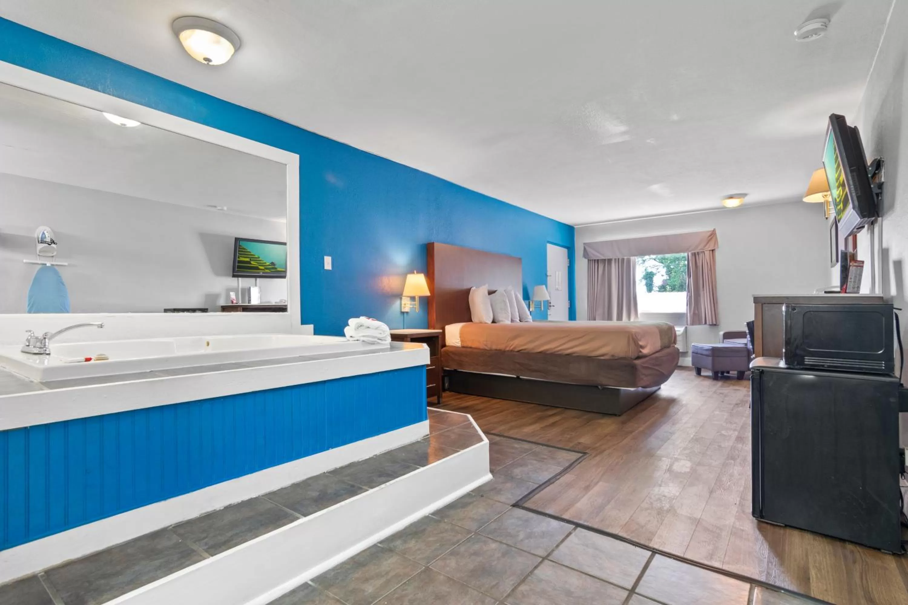 Bedroom, Bed in Econo Lodge Inn & Suites Virginia Beach - Norfolk