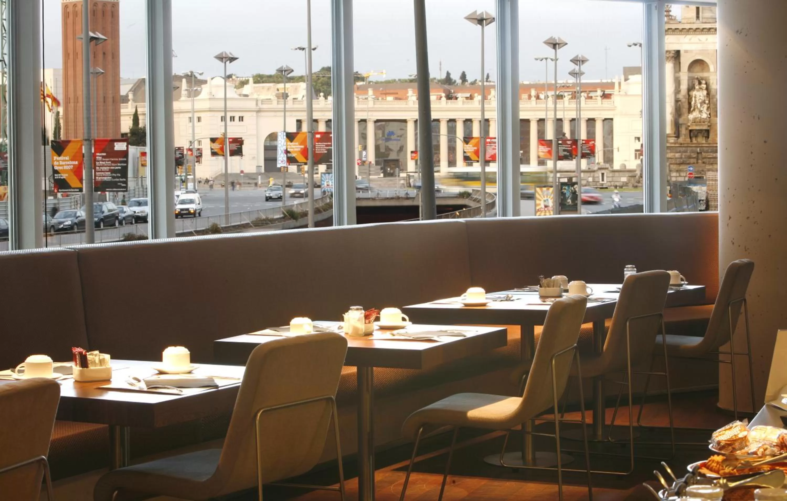 Restaurant/places to eat in B Hotel