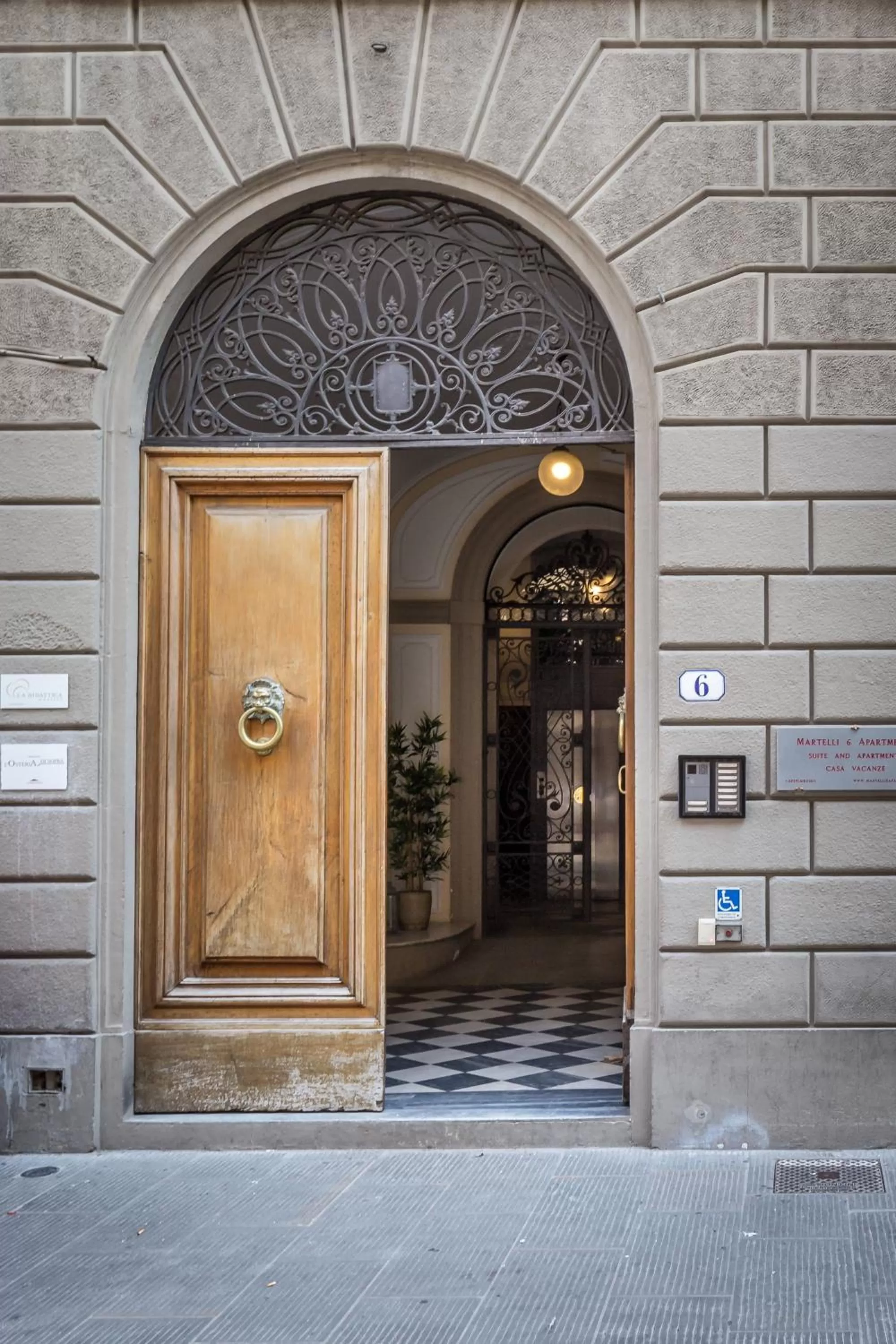 Facade/entrance in Martelli 6 Suite & Apartments