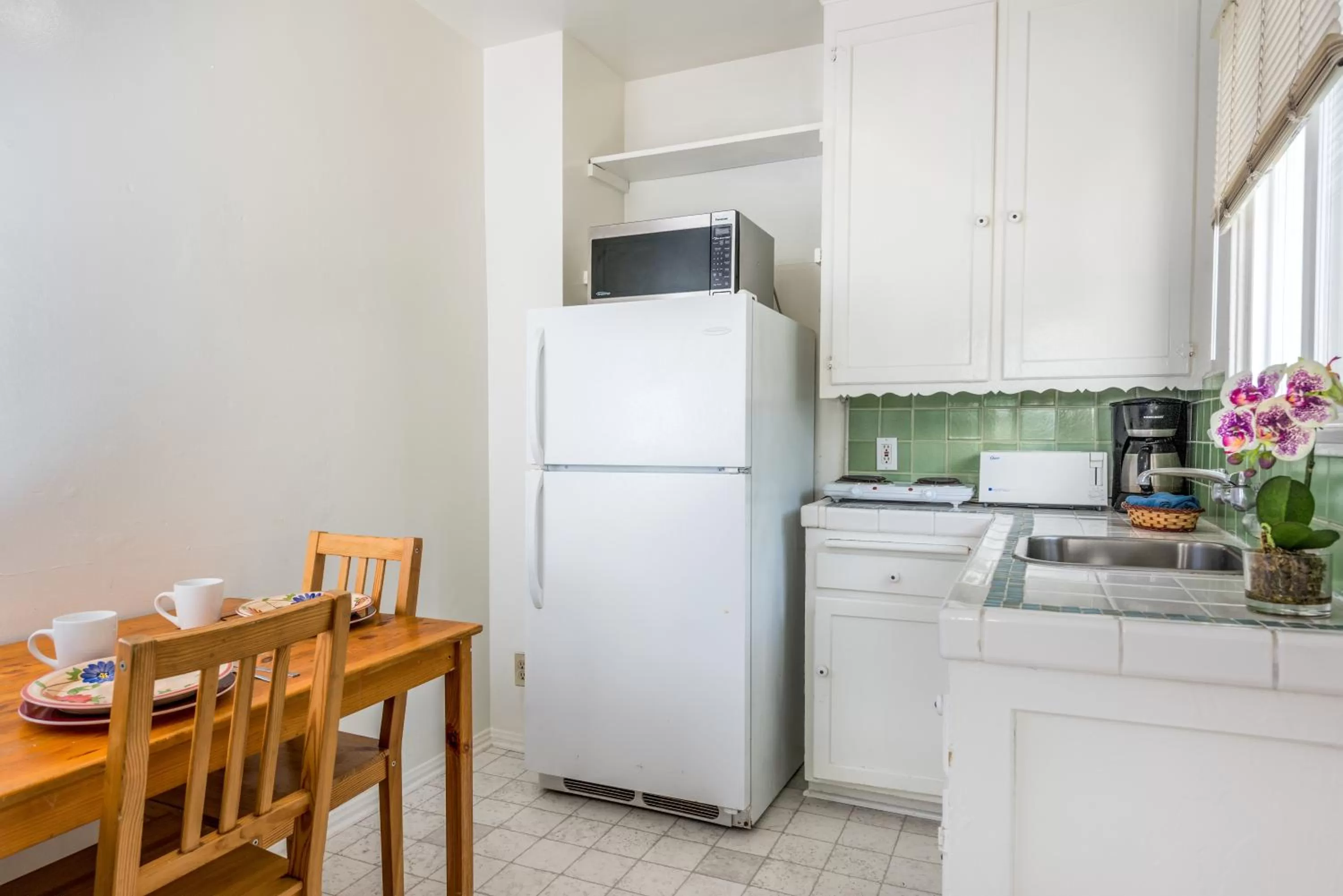 Kitchen/Kitchenette in Wilshire Motel
