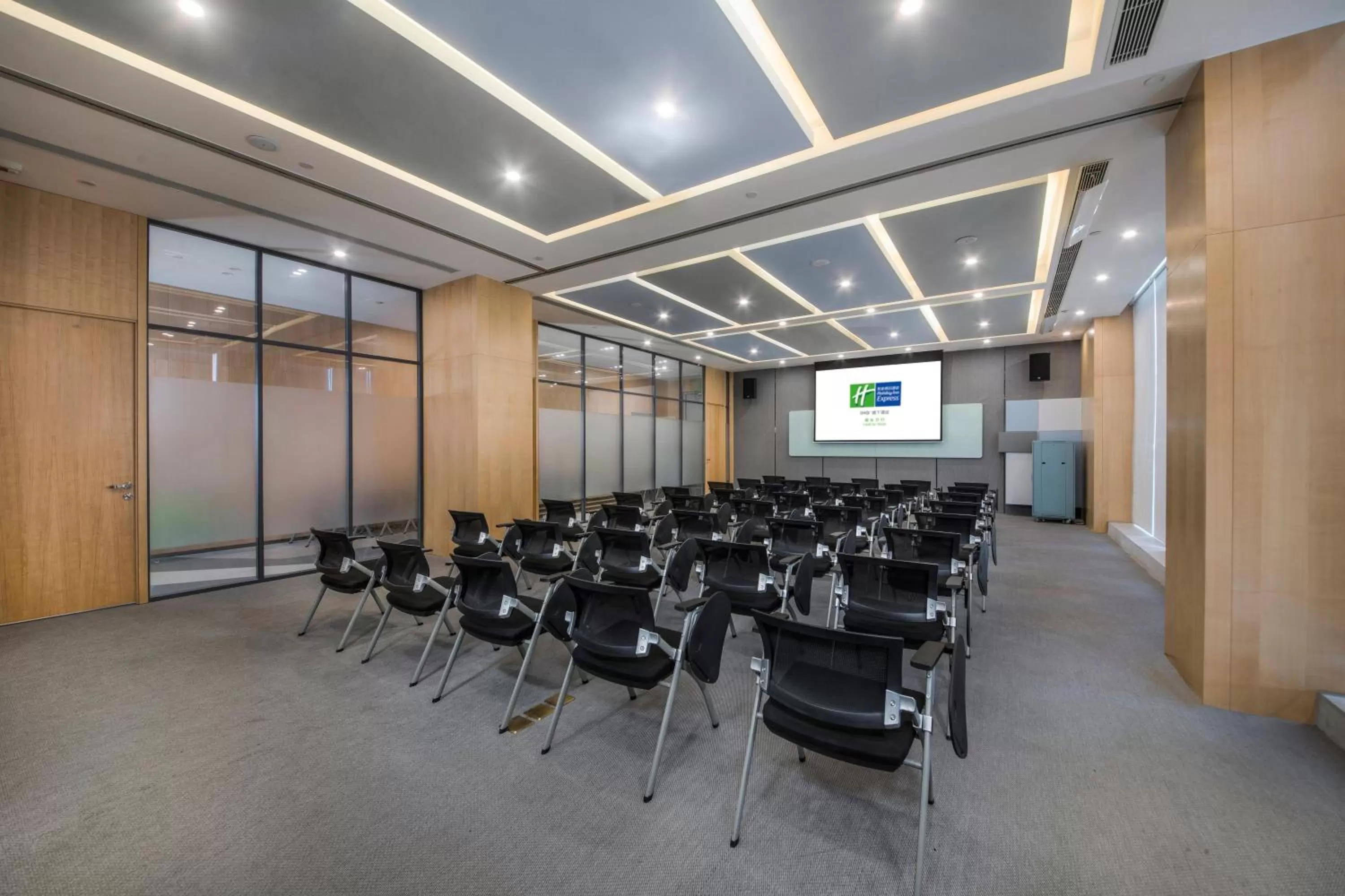 Meeting/conference room in Holiday Inn Express - Yantai YEDA by IHG