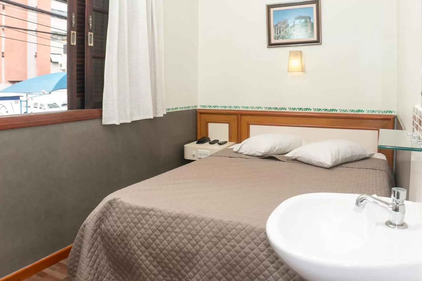 Single Room in Hotel Residenza - 400m do inicio da Av Paulista e Metrô Paraiso Single Room in Hotel Residenza - 400m do inicio da Av Paulista e Metrô Paraiso