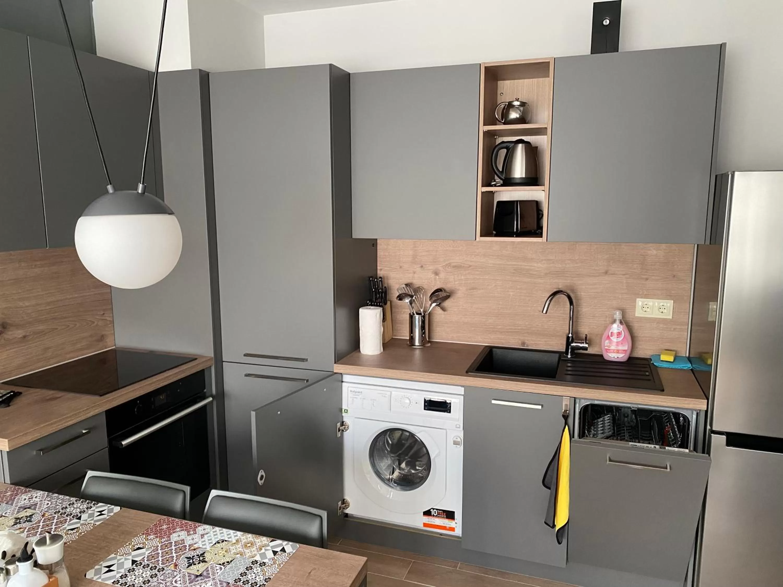 Coffee/tea facilities, Kitchen/Kitchenette in 7th Sense boutique apartments