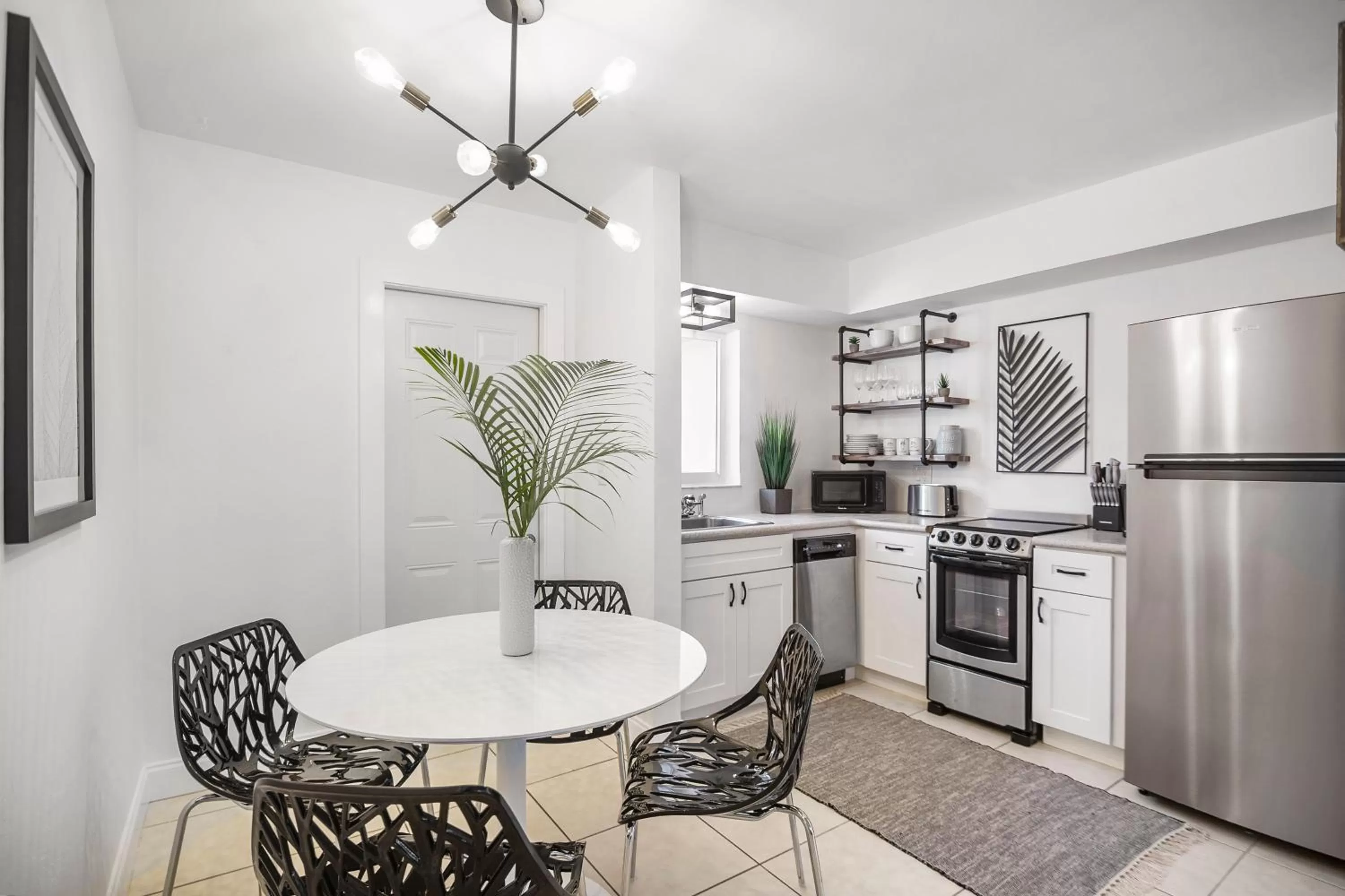 Kitchen or kitchenette in Alani Bay Premium Condos