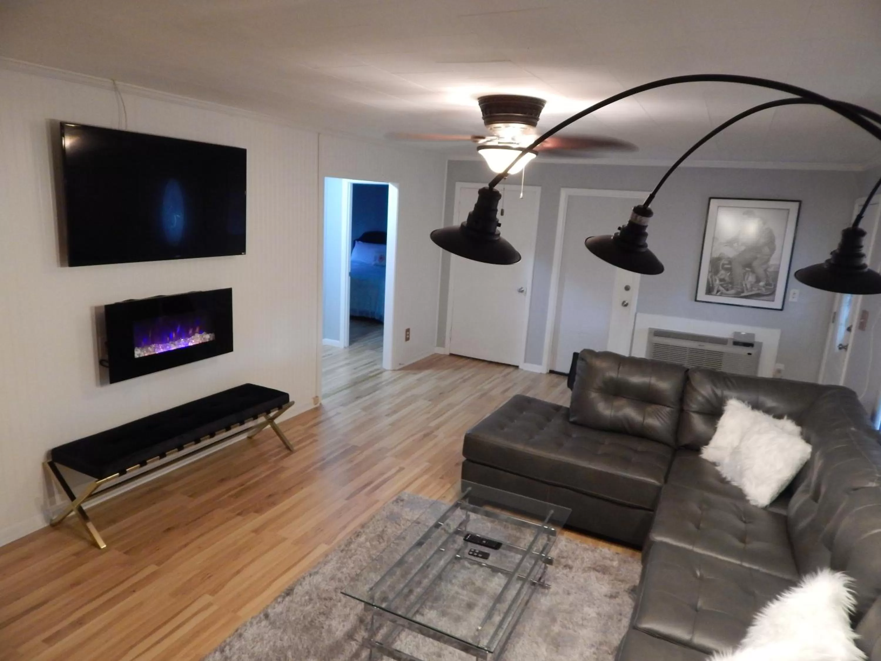 Communal lounge/ TV room in Sunset Motel