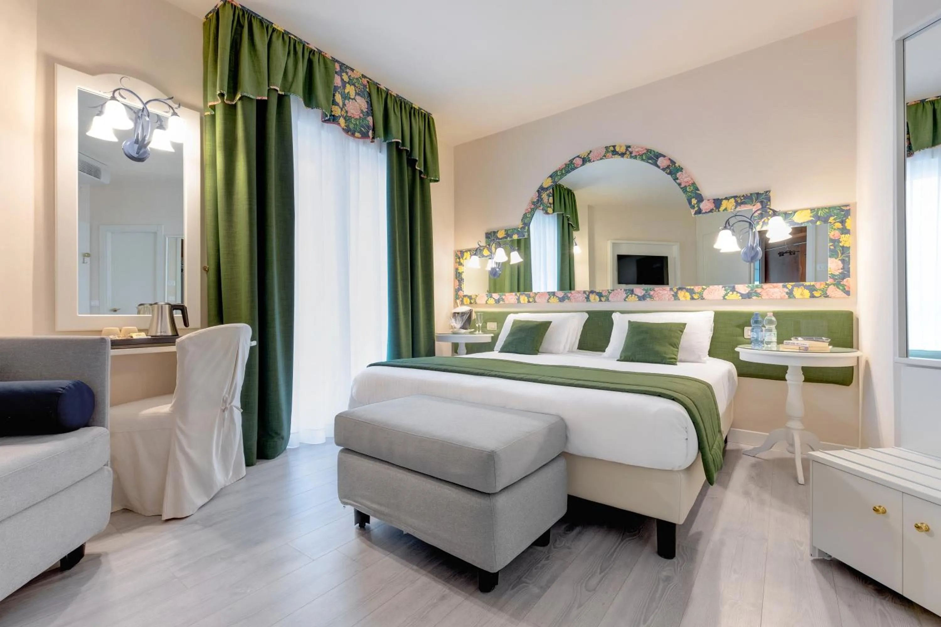 Photo of the whole room, Bed in Hotel Cavalieri Palace & Suites