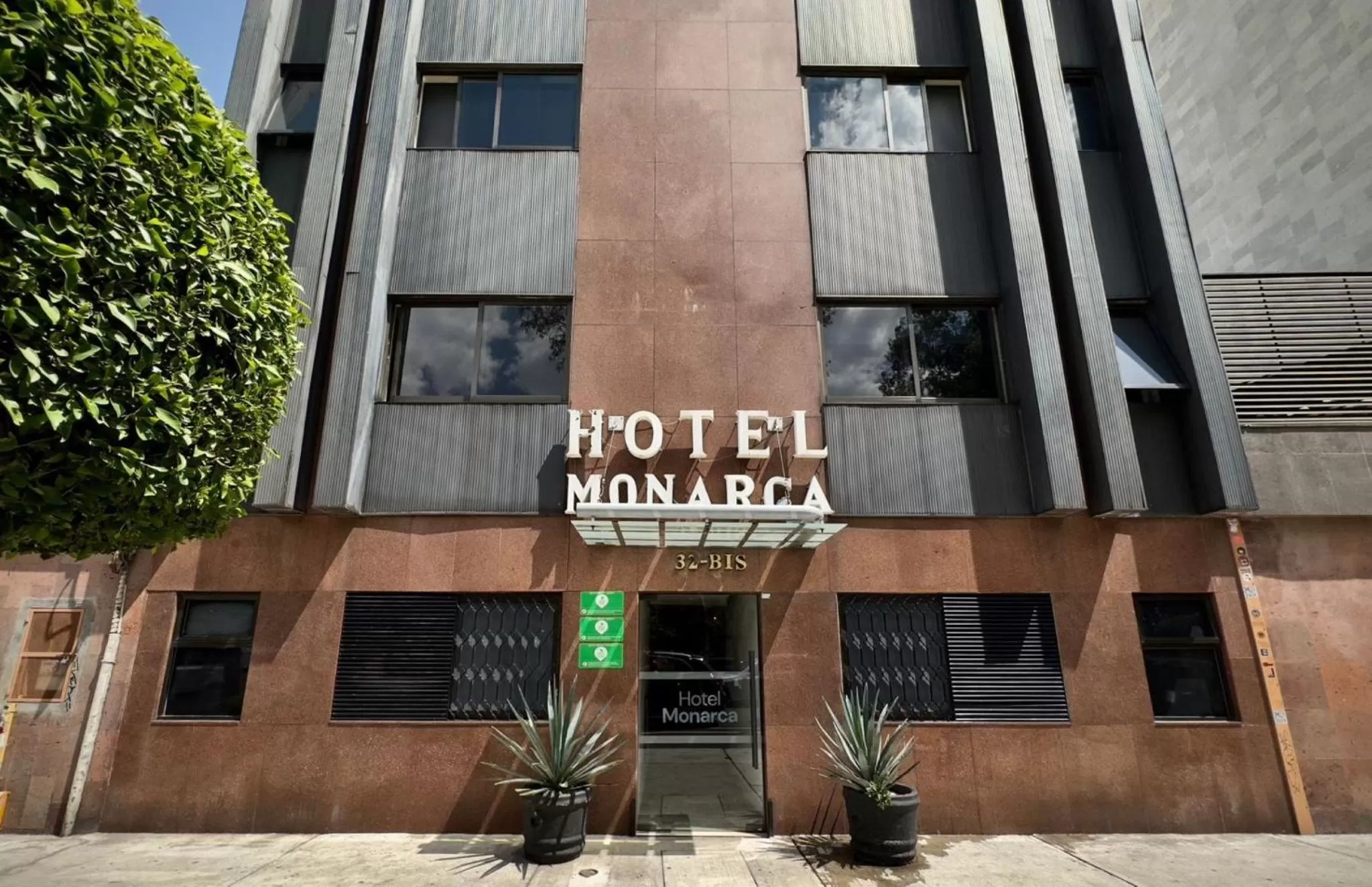 Facade/entrance in Hotel Monarca