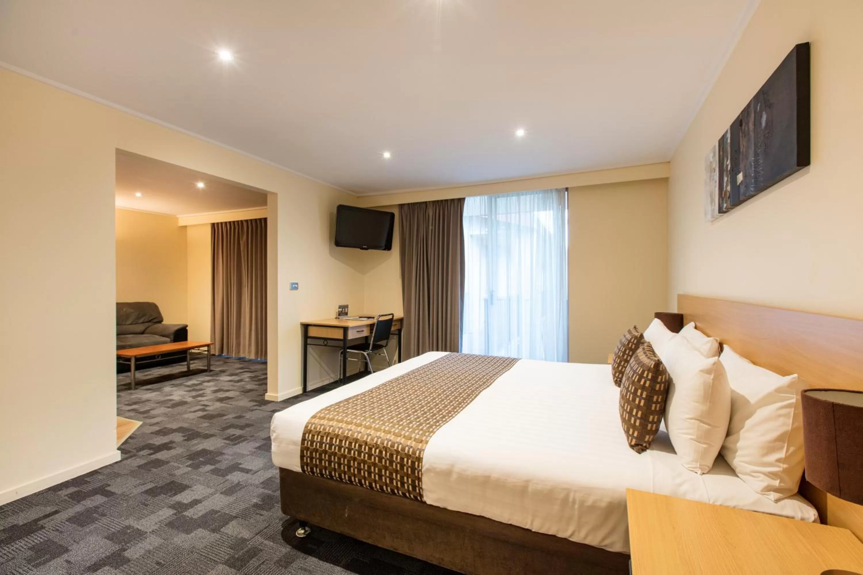 Photo of the whole room, Bed in Mildura Inlander Resort