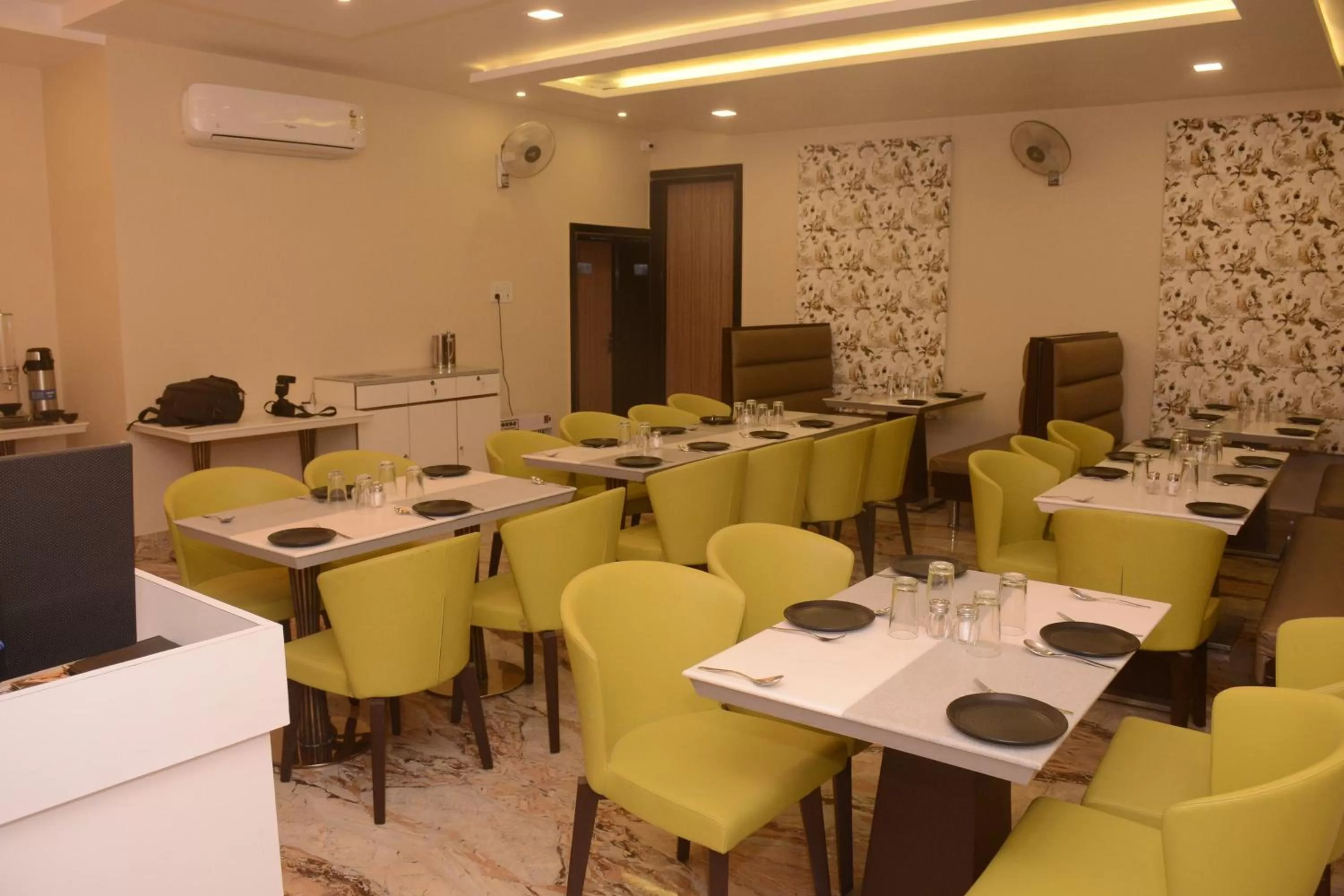 Restaurant/Places to Eat in Hotel Bharat