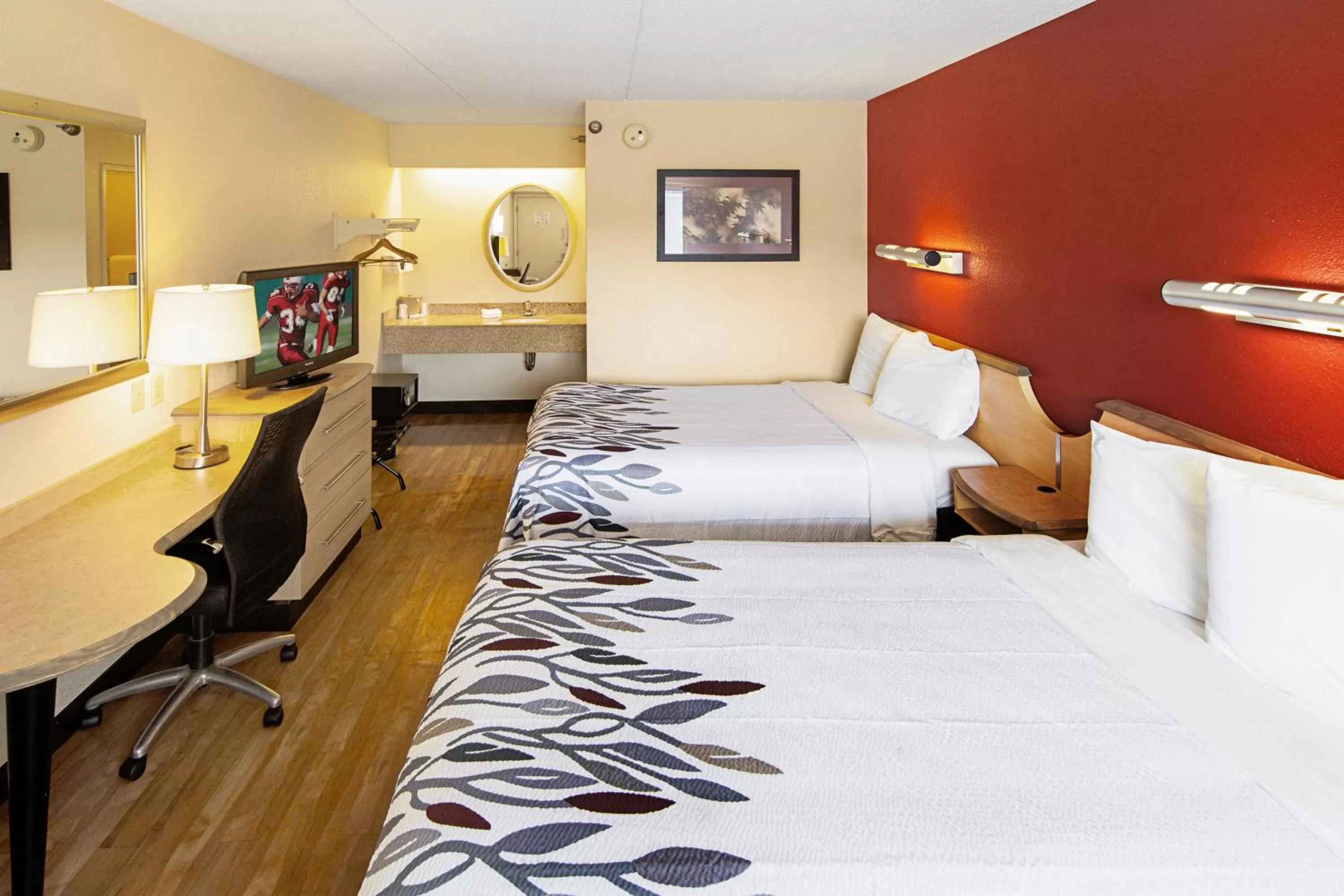 Photo of the whole room, Bed in Red Roof Inn Huntington