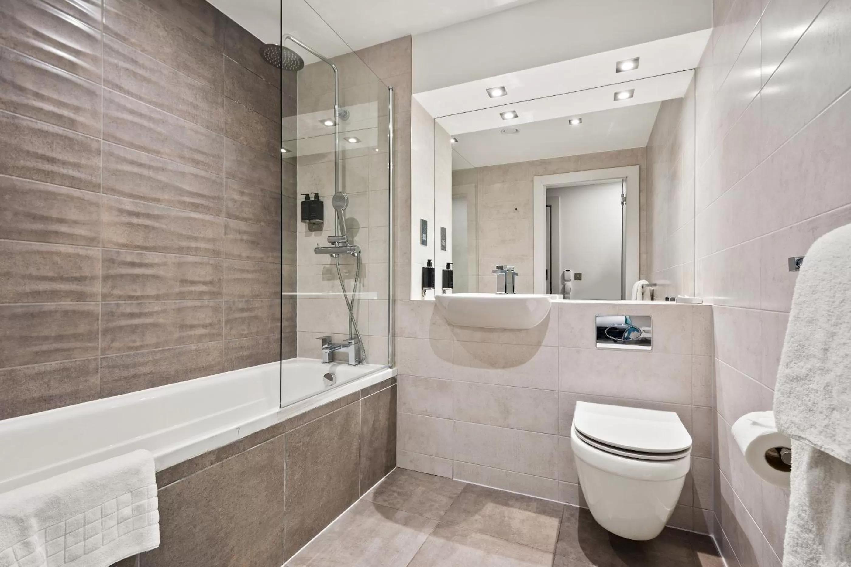 Bathroom in Roomzzz London Stratford