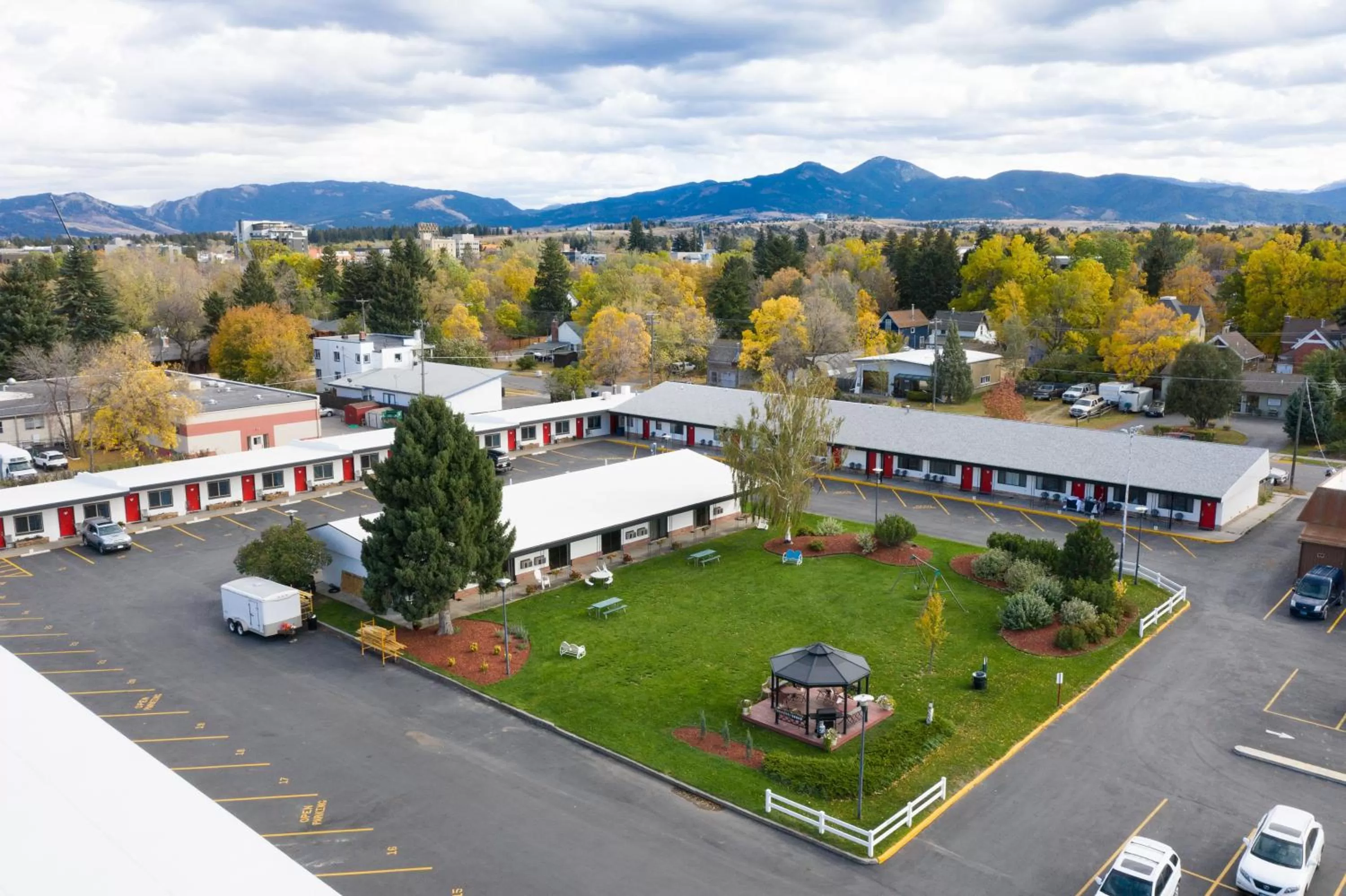 Property building in Sapphire Motel Midtown Bozeman