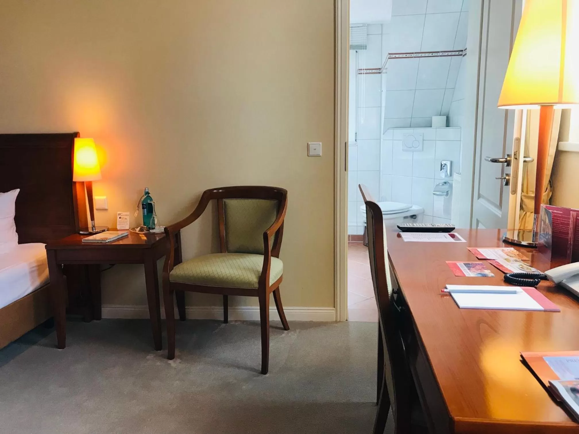 Seating area, Bed in Höger's Hotel & Restaurant