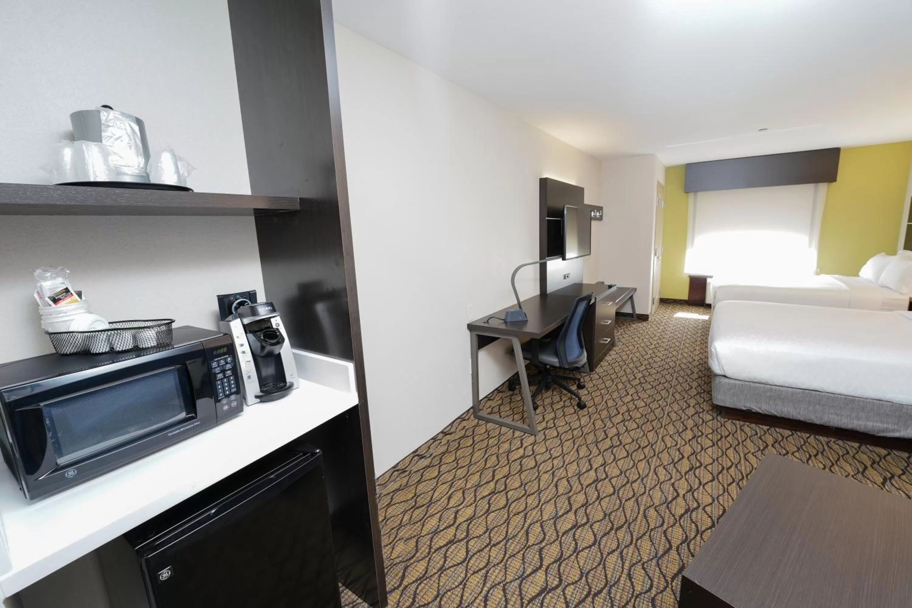 Coffee/tea facilities, Bed in Holiday Inn Express and Suites Springfield Medical District by IHG