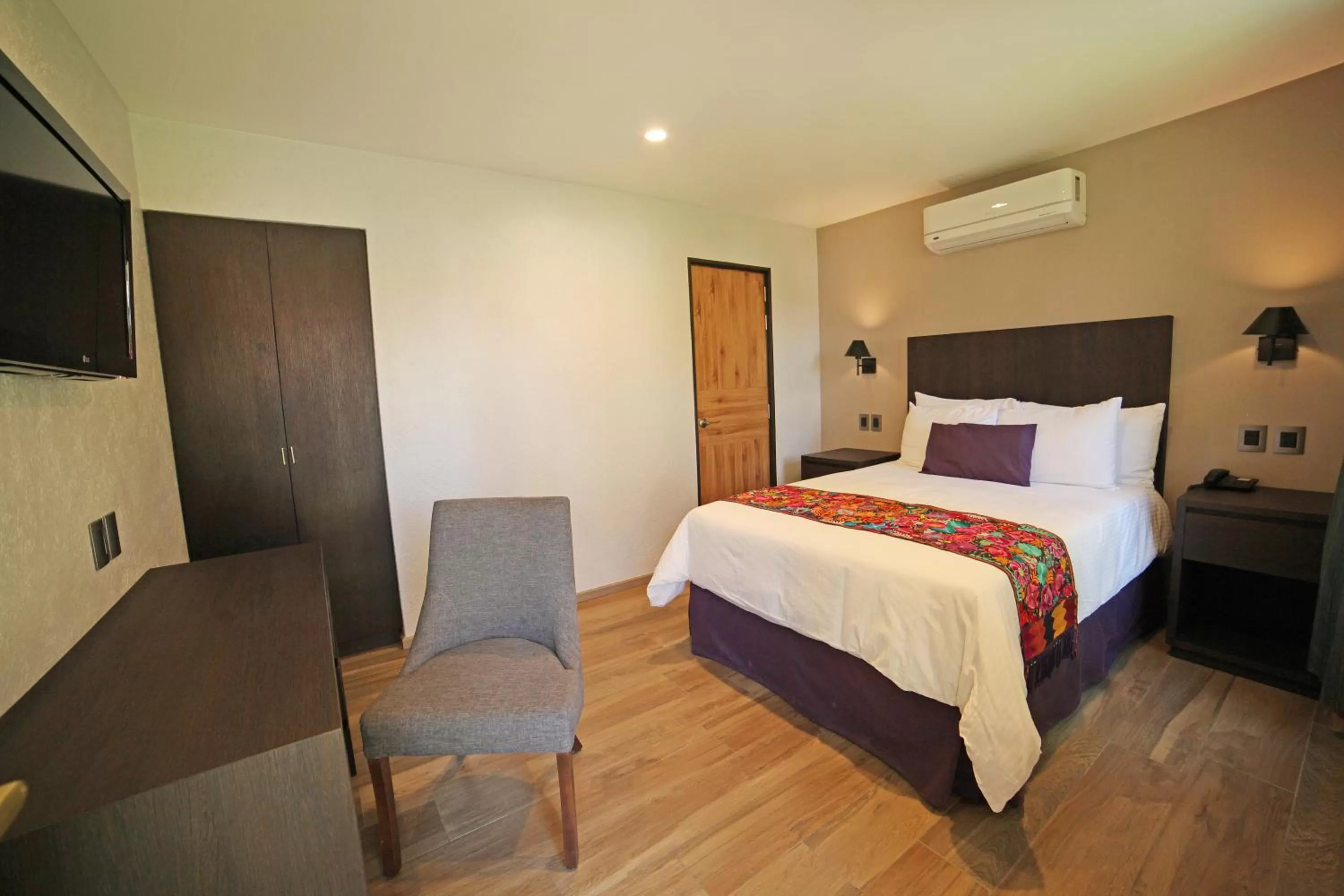 Photo of the whole room, Bed in Hotel Flamingo Inn