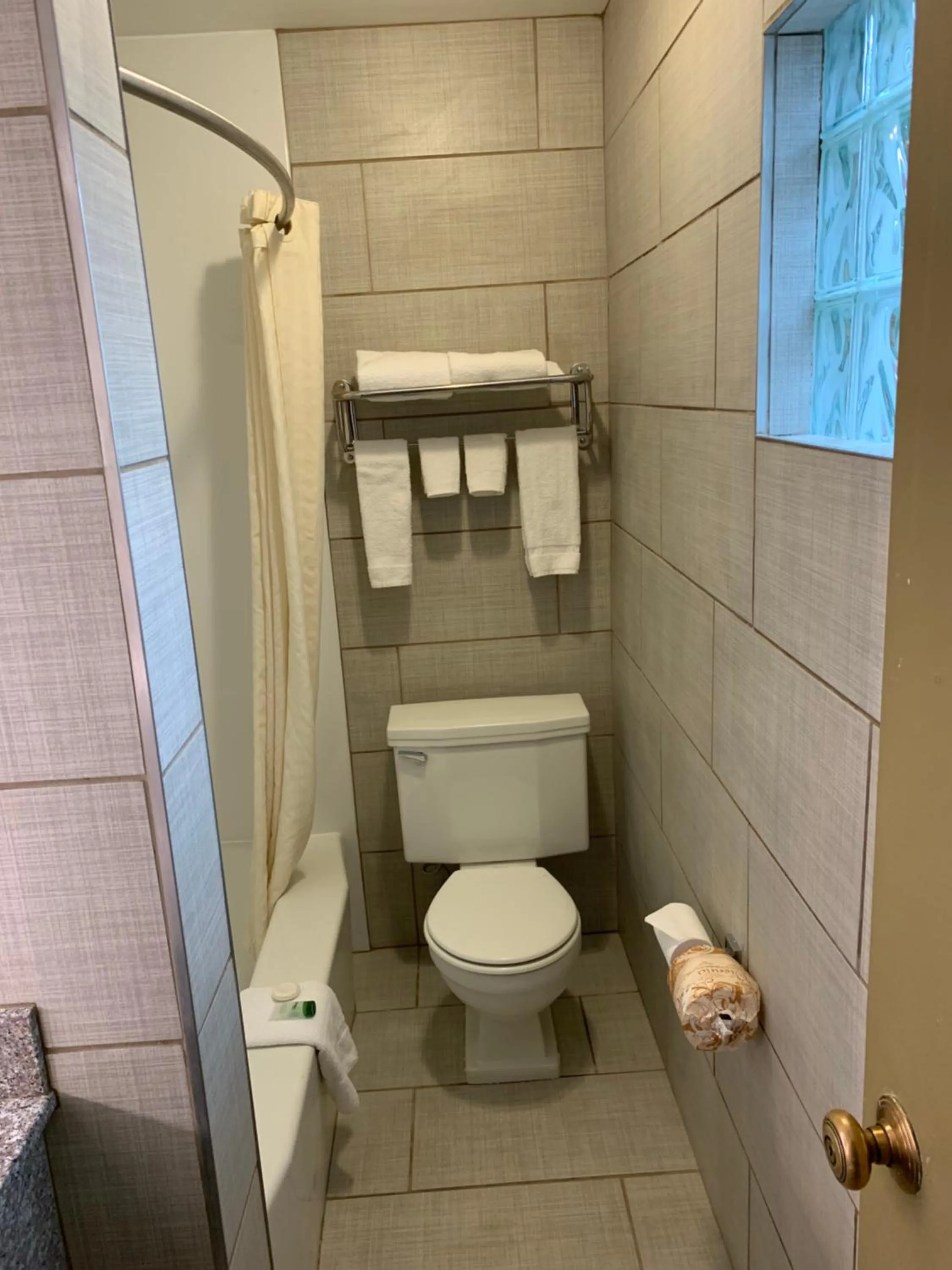 Bathroom in University Manor Inn