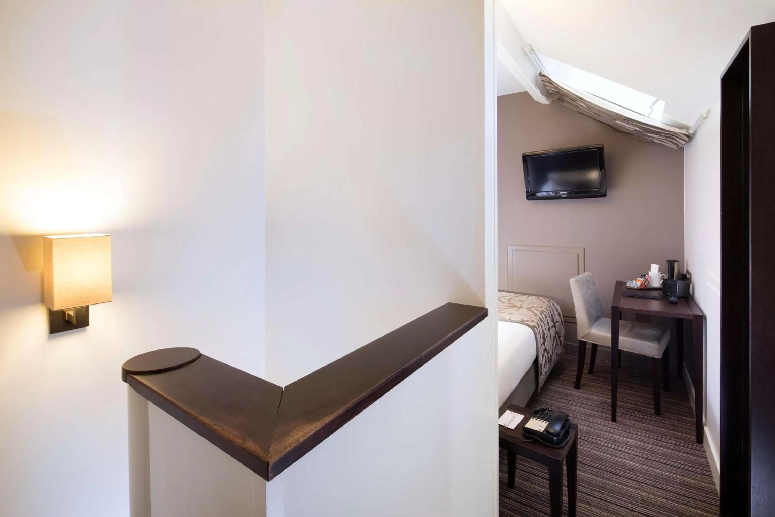 Photo of the whole room in Hôtel Paris Louvre Opéra