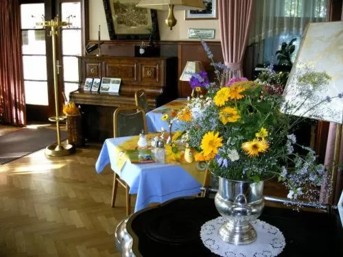 Restaurant/Places to Eat in Hotel Luginsland