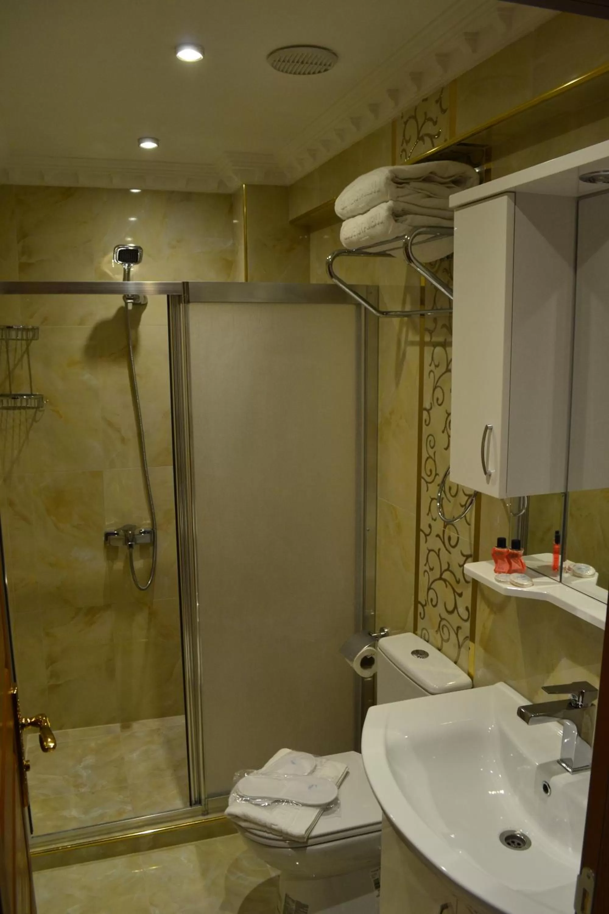 Shower in Seven Days Hotel - İstanbul