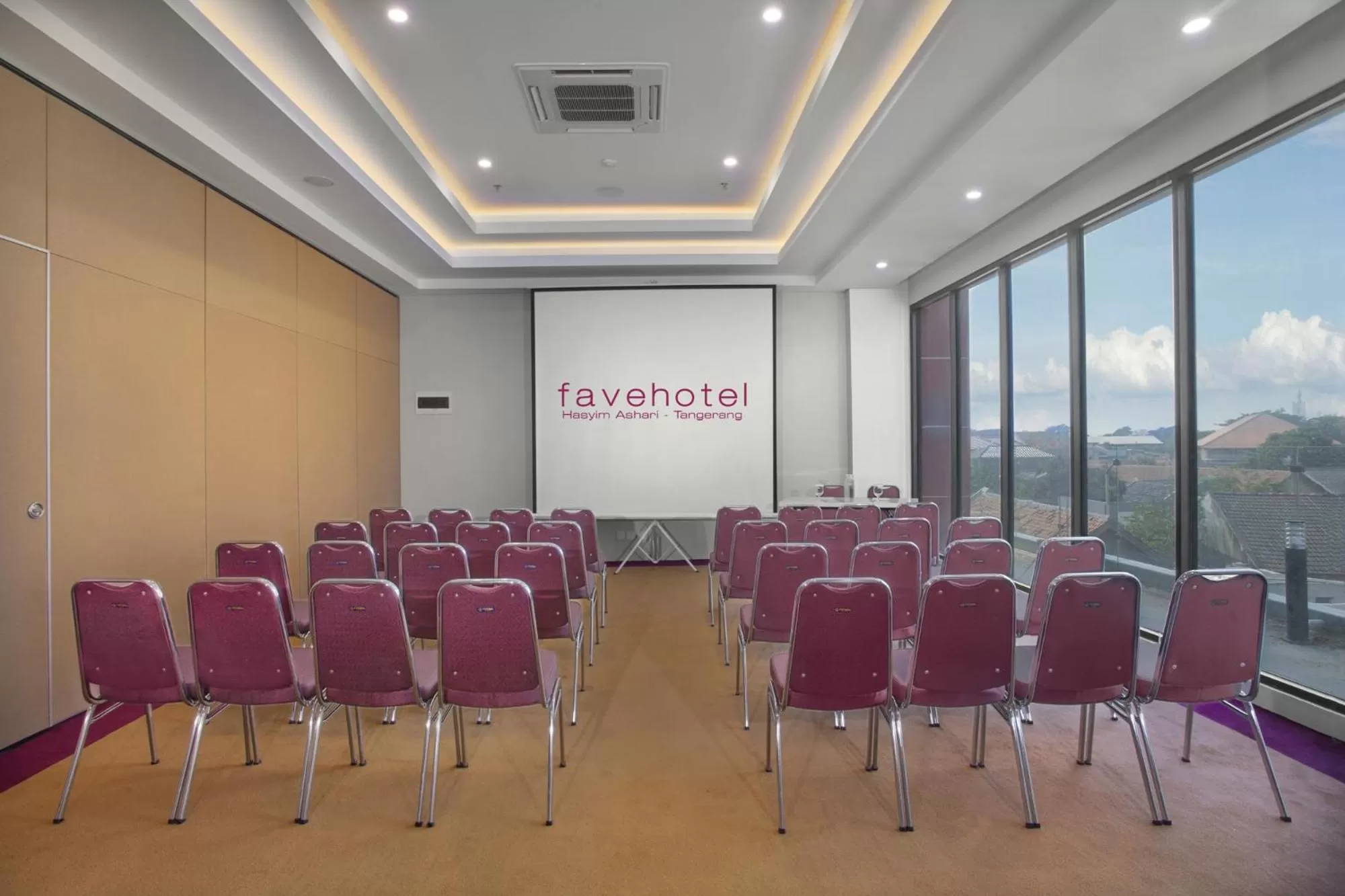 Meeting/conference room in favehotel Hasyim Ashari Tangerang
