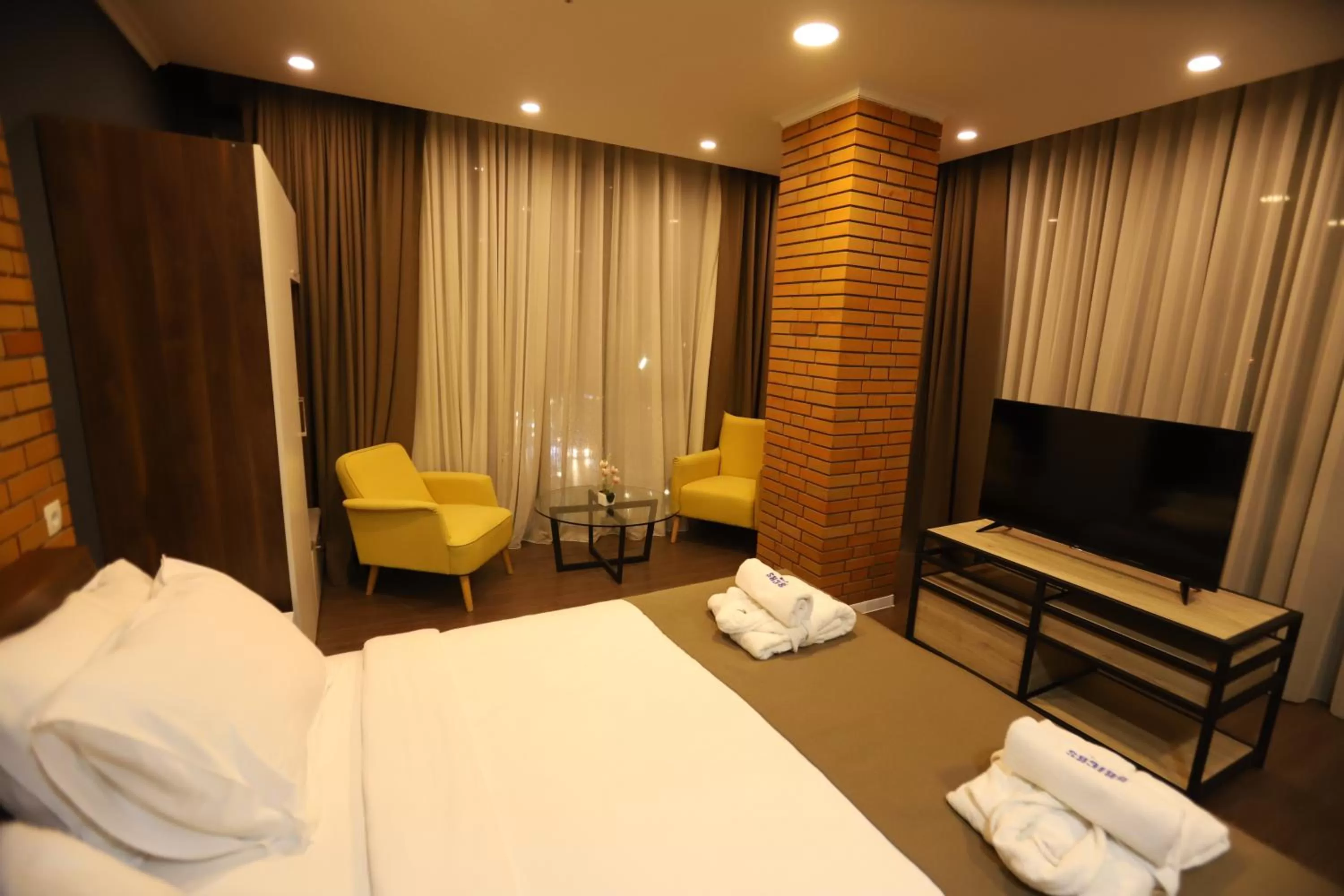 TV and multimedia, TV/Entertainment Center in Bricks Hotel