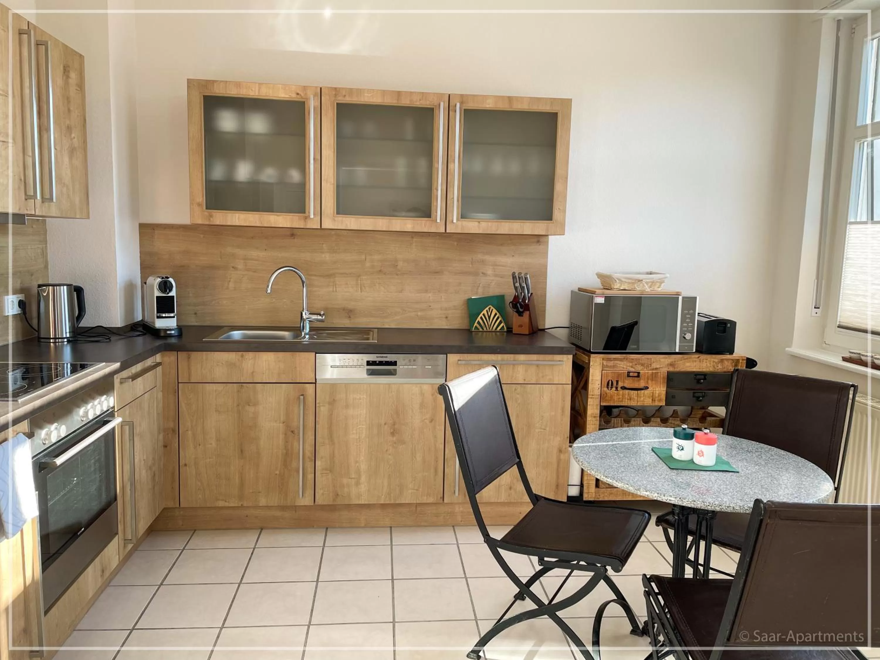 Coffee/tea facilities, Kitchen/Kitchenette in Saar-Apartments