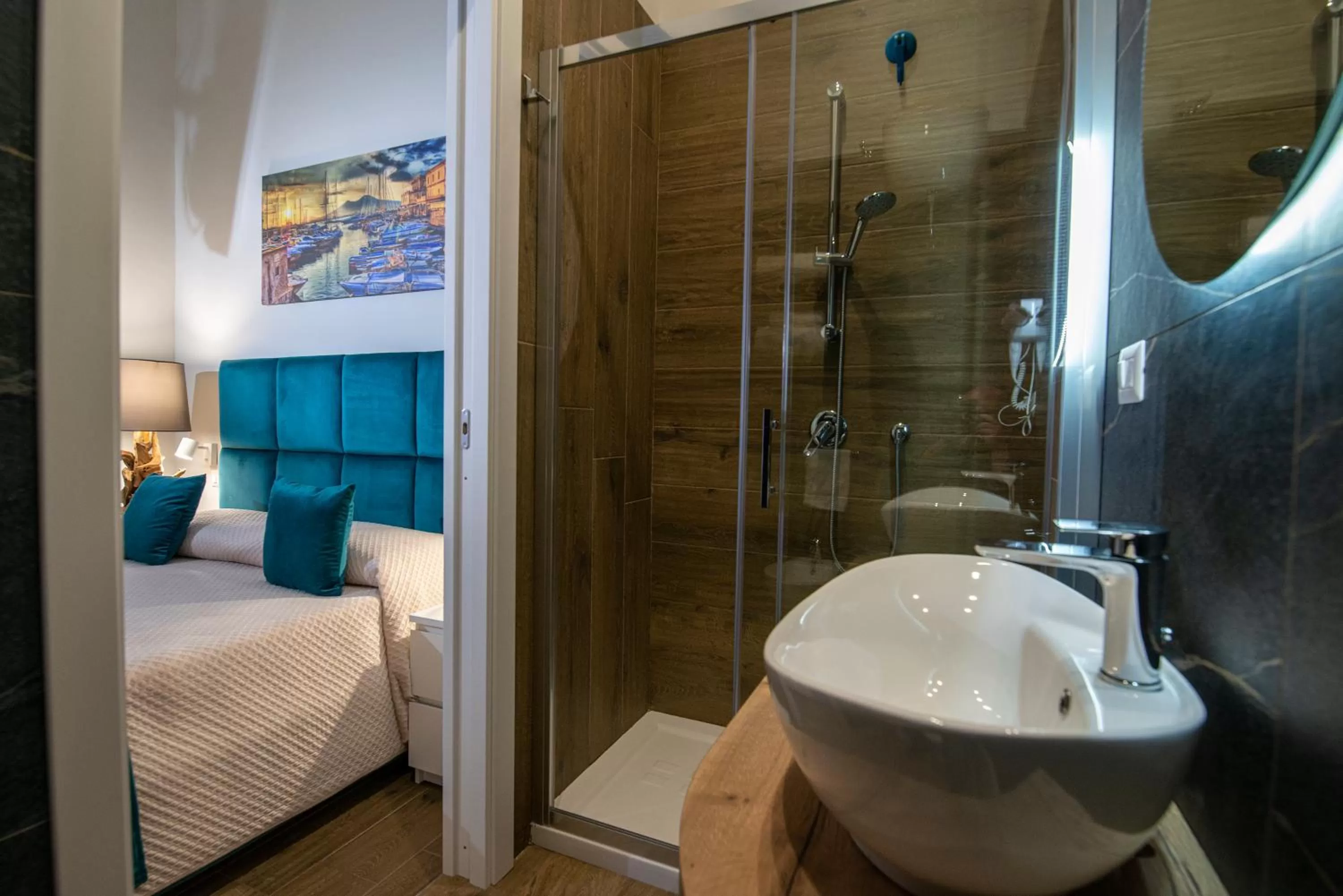 Shower, Bed in VIVI A NAPOLI