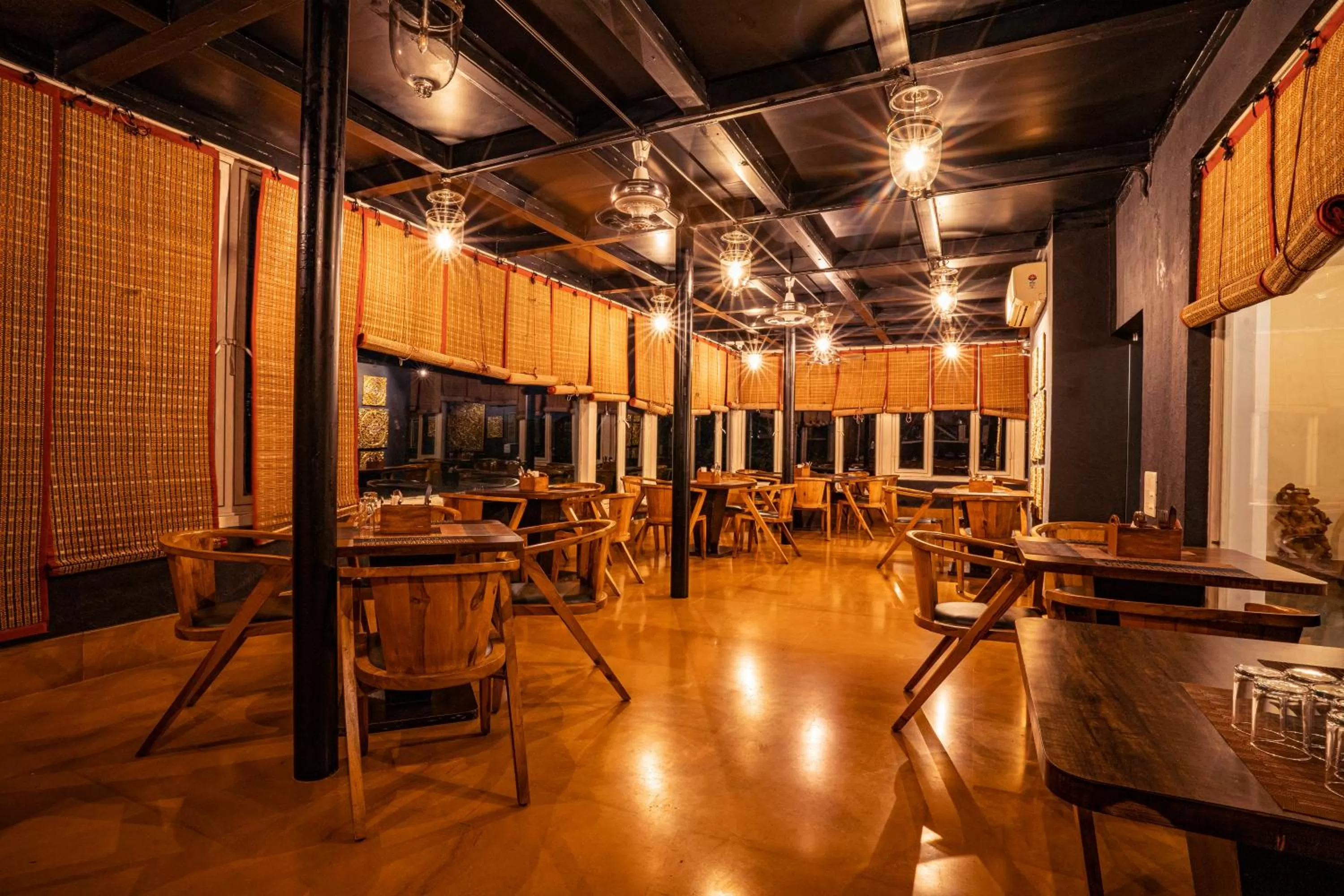 Restaurant/places to eat in Tripli Hotels Shiv Villas