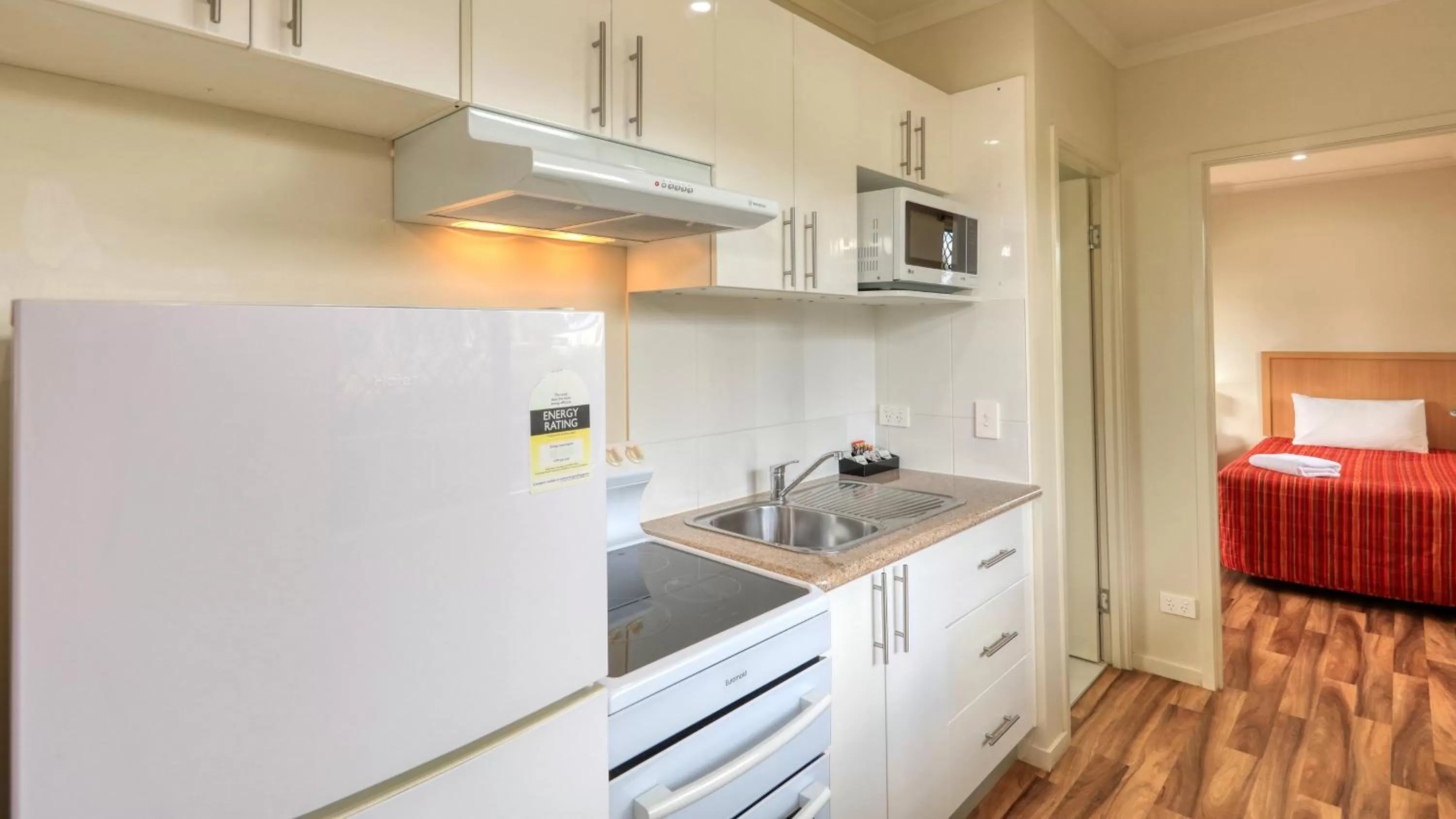 Kitchen or kitchenette in Chinchilla Motor Inn