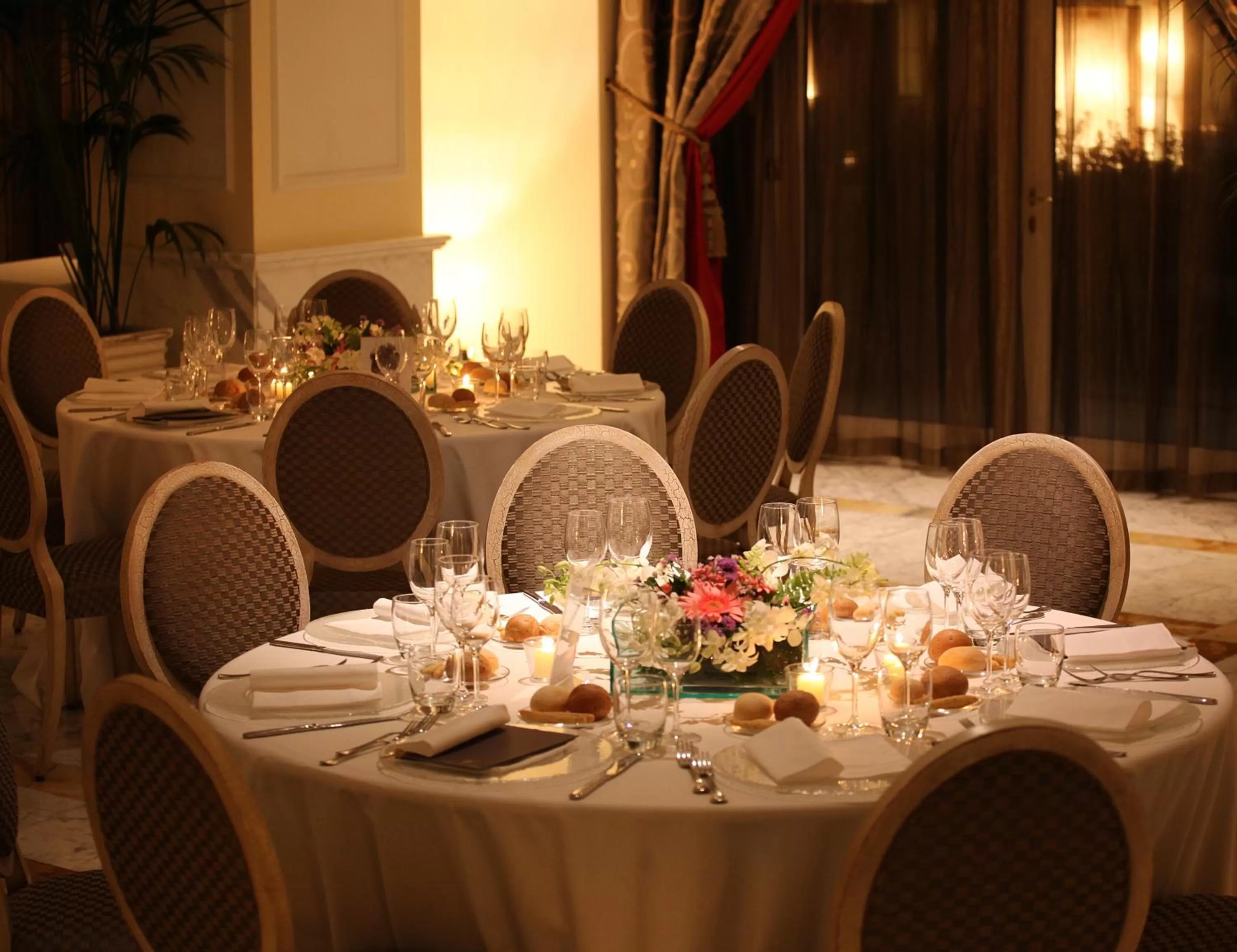 Restaurant/places to eat in Grand Visconti Palace