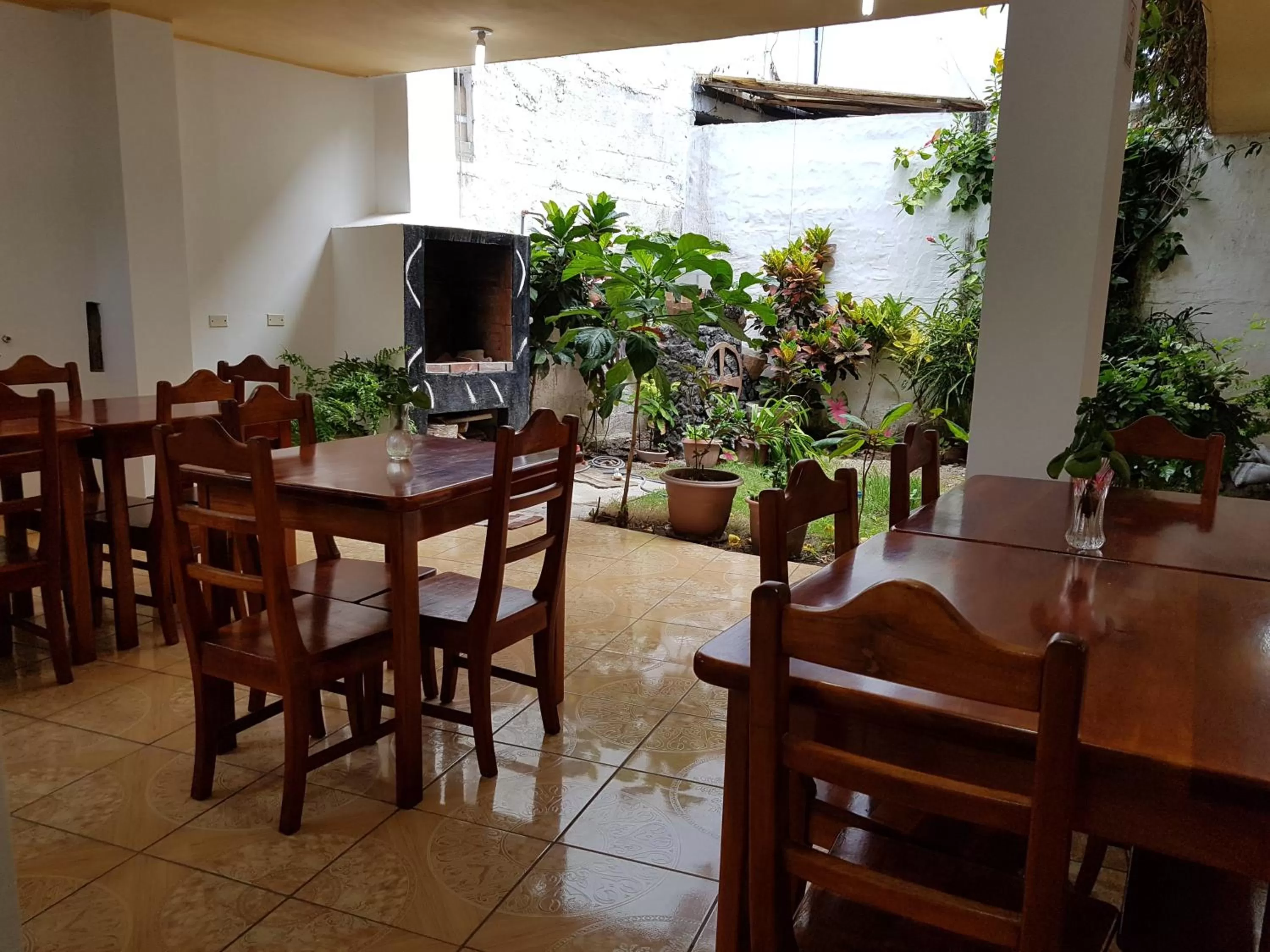 Communal lounge/ TV room, Restaurant/Places to Eat in Hostal Cerro Azul