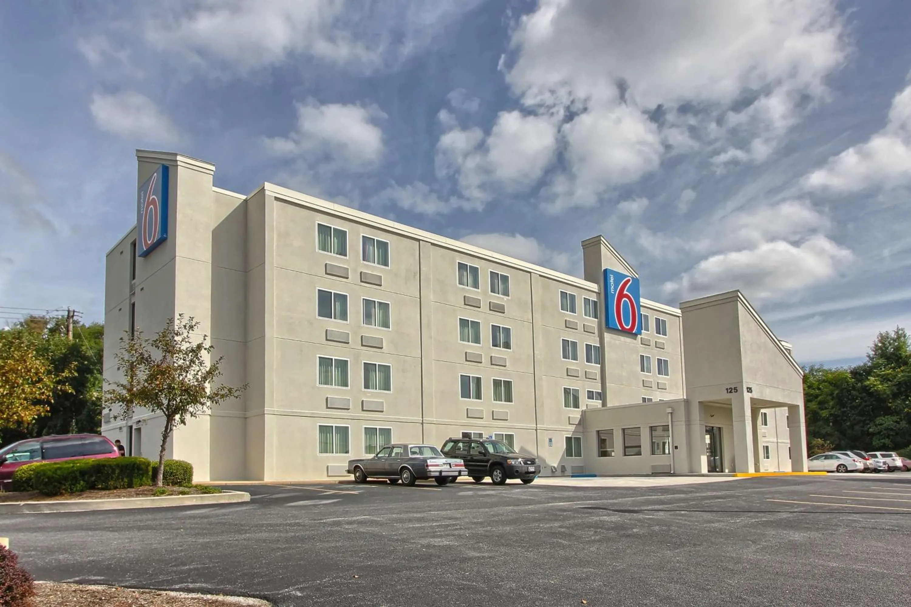 Property building in Motel 6-York, PA - North