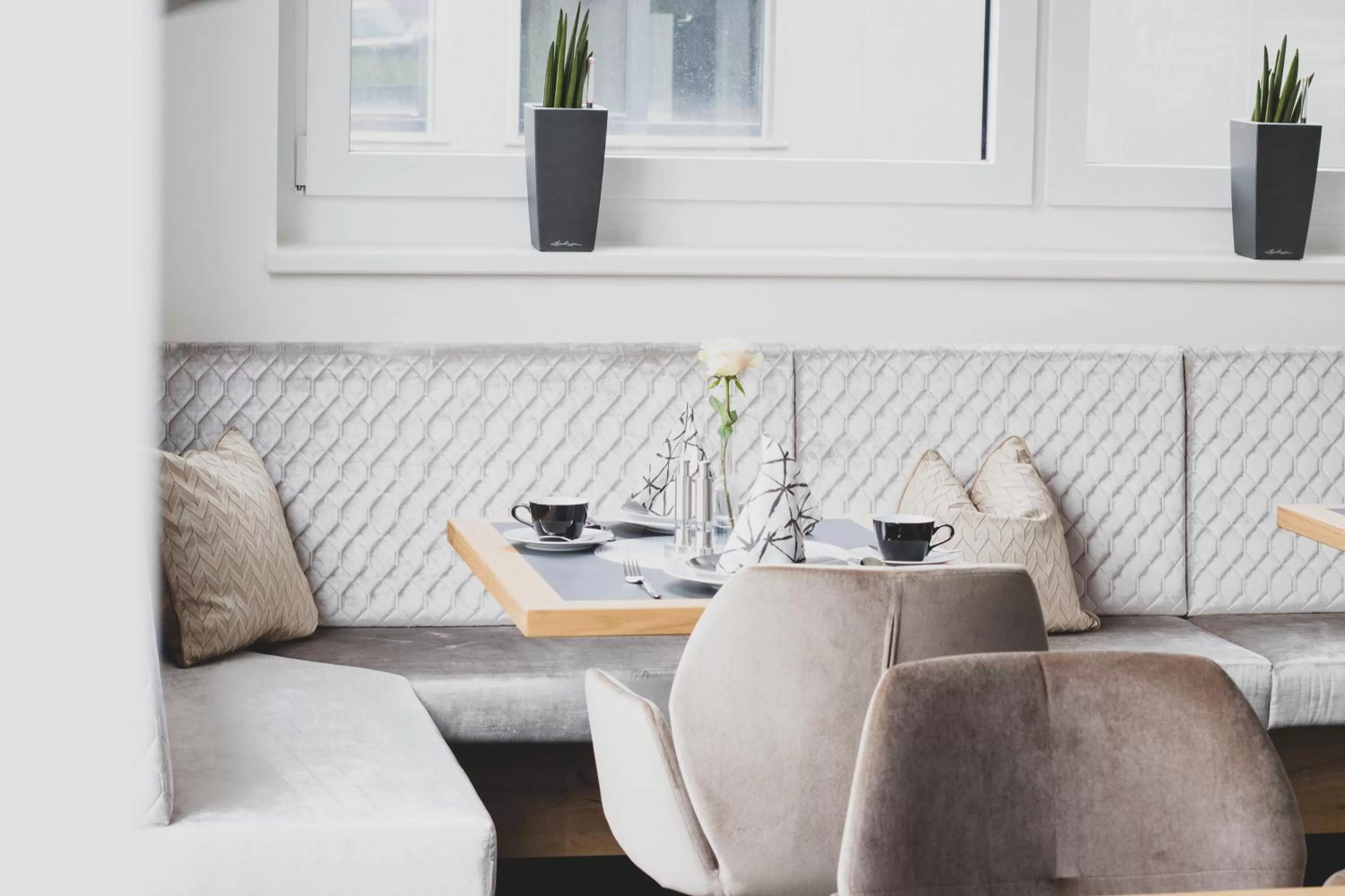 Restaurant/places to eat, Seating Area in EDELMANNs Hotel