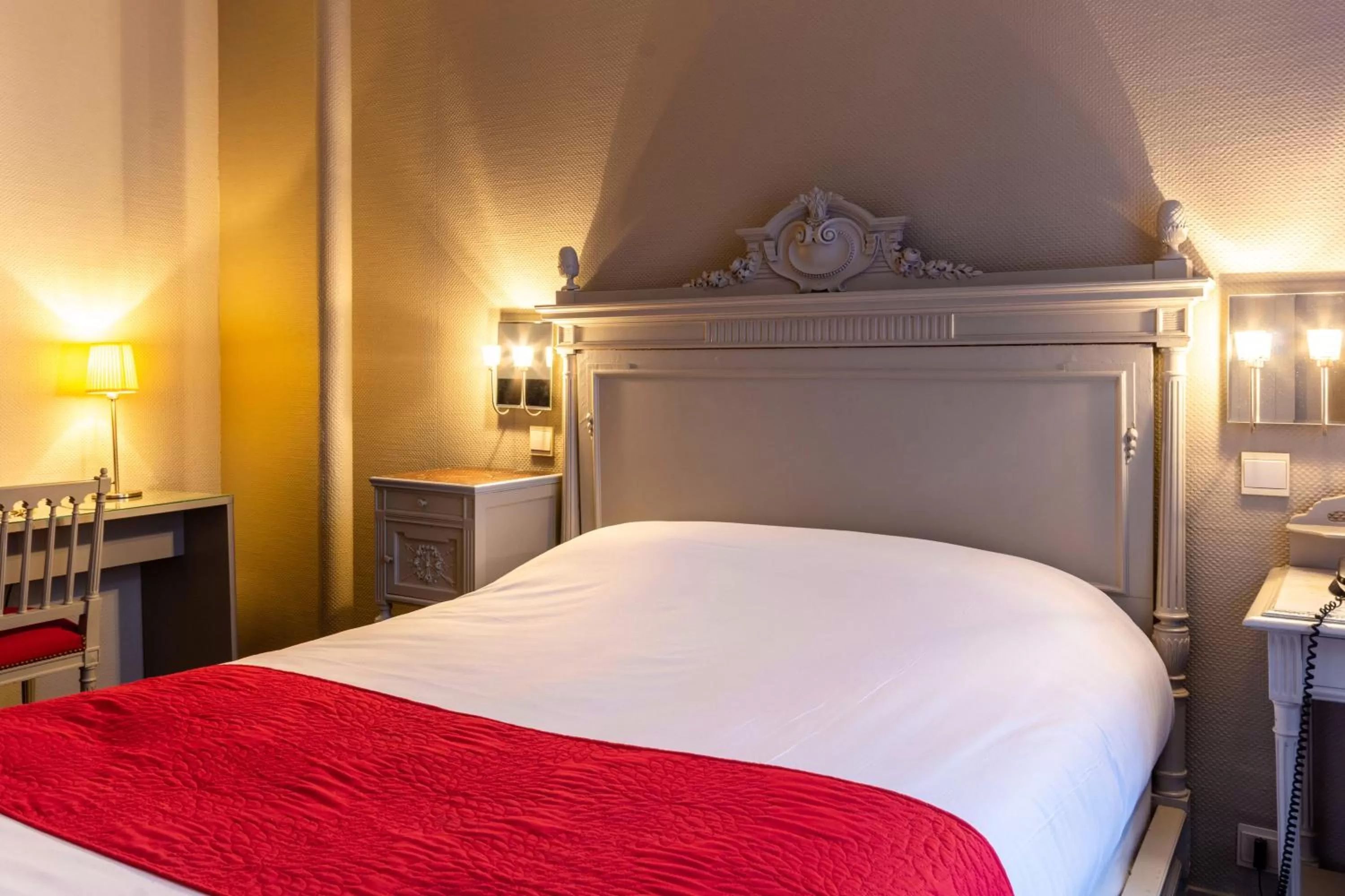 Bed in Hôtel de France