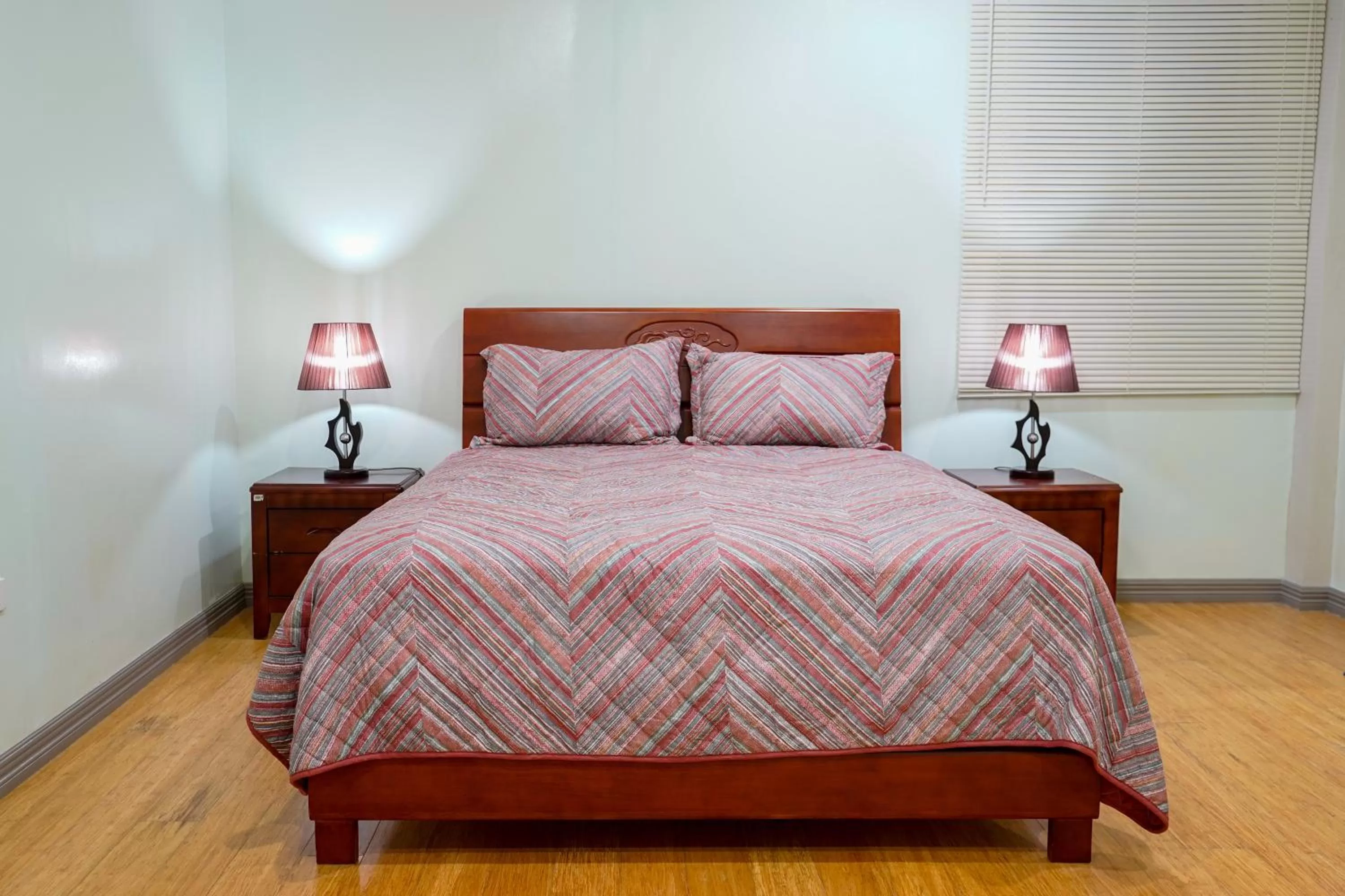 Photo of the whole room, Bed in MS Mountain Cabin