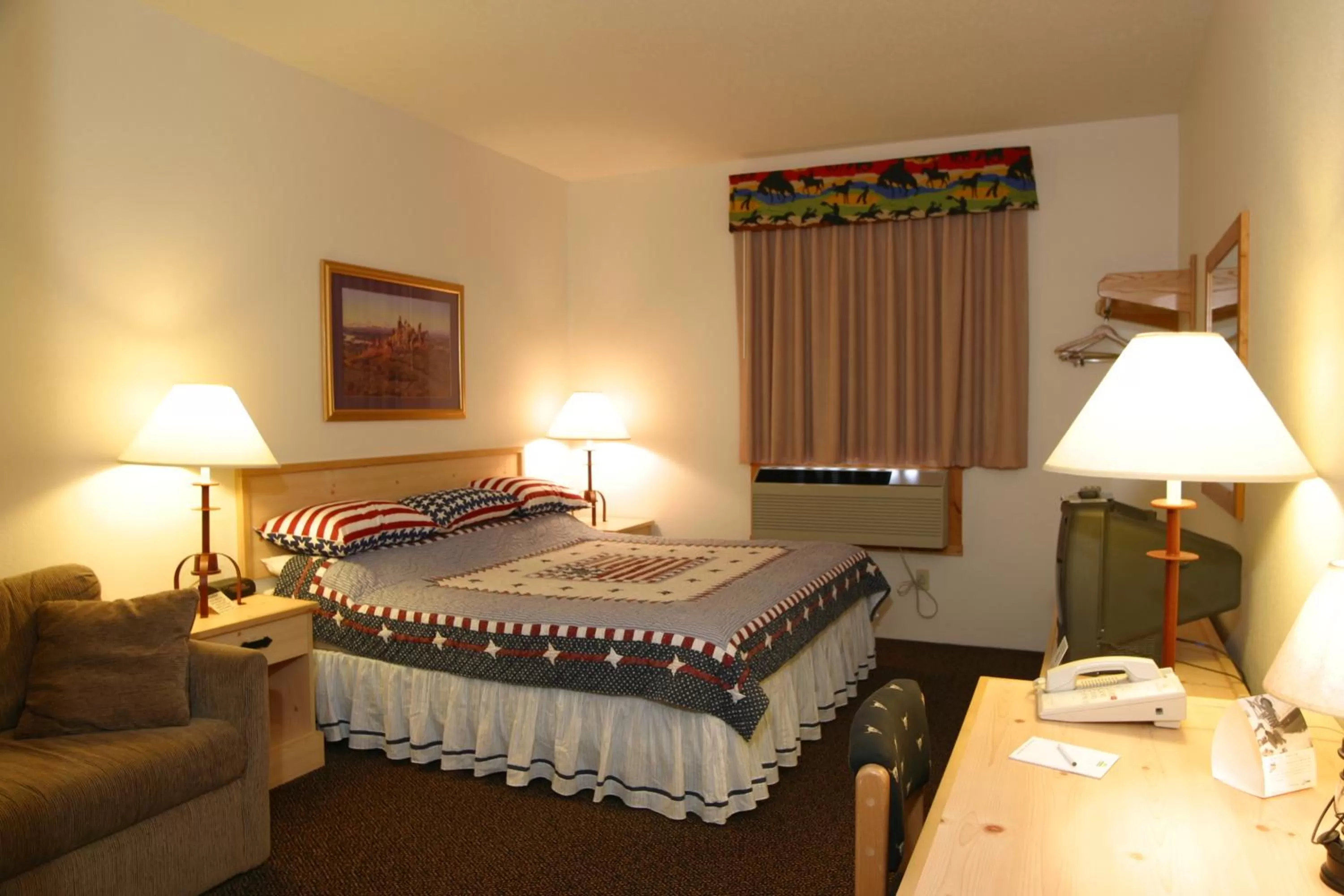 Photo of the whole room, Bed in Range Country Lodging