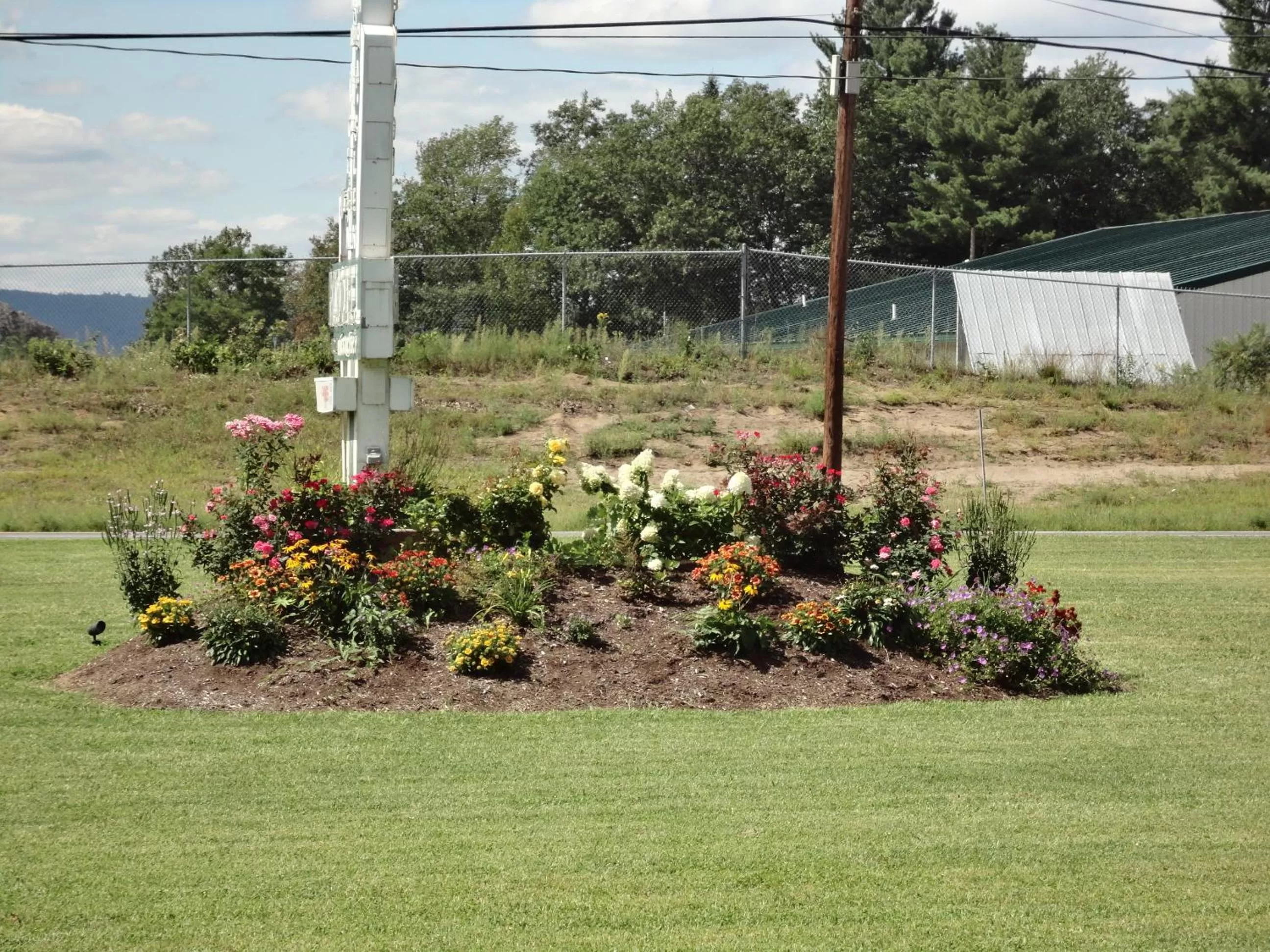 Garden view in Sara Glen Motel - Saratoga Springs-Glens Falls