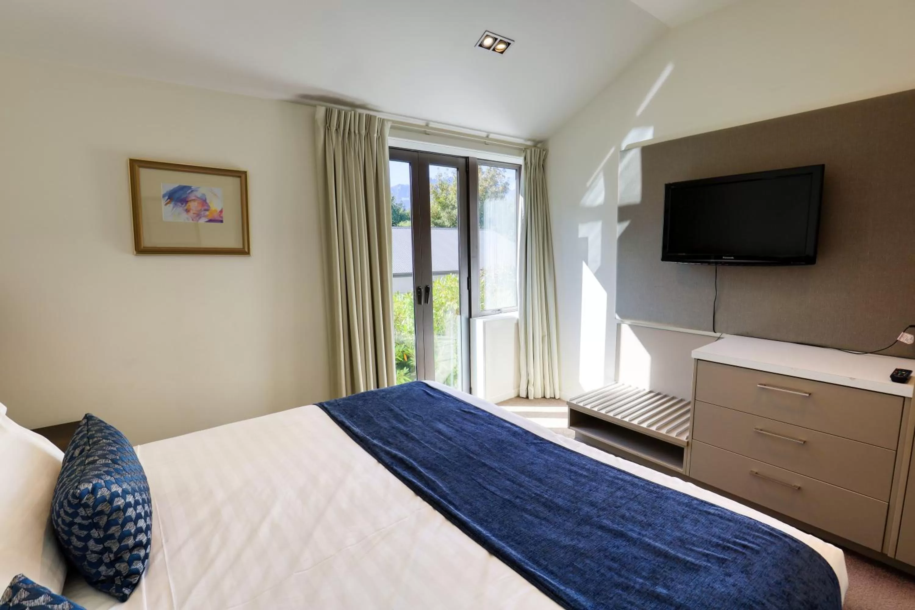 Bedroom, Bed in Garden Court Suites & Apartments