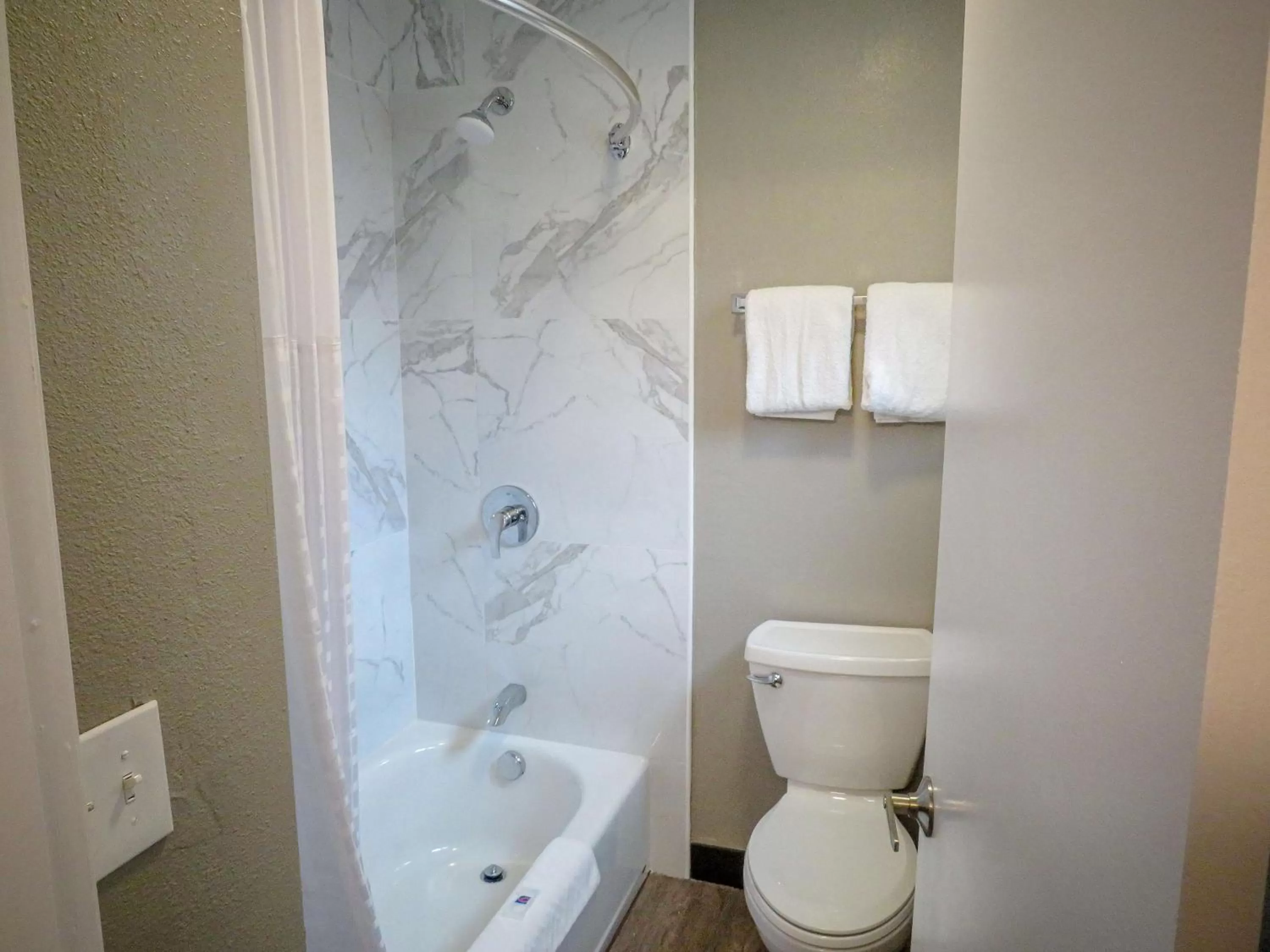 Bathroom in Motel 6 Tigard, Or - Portland Southwest