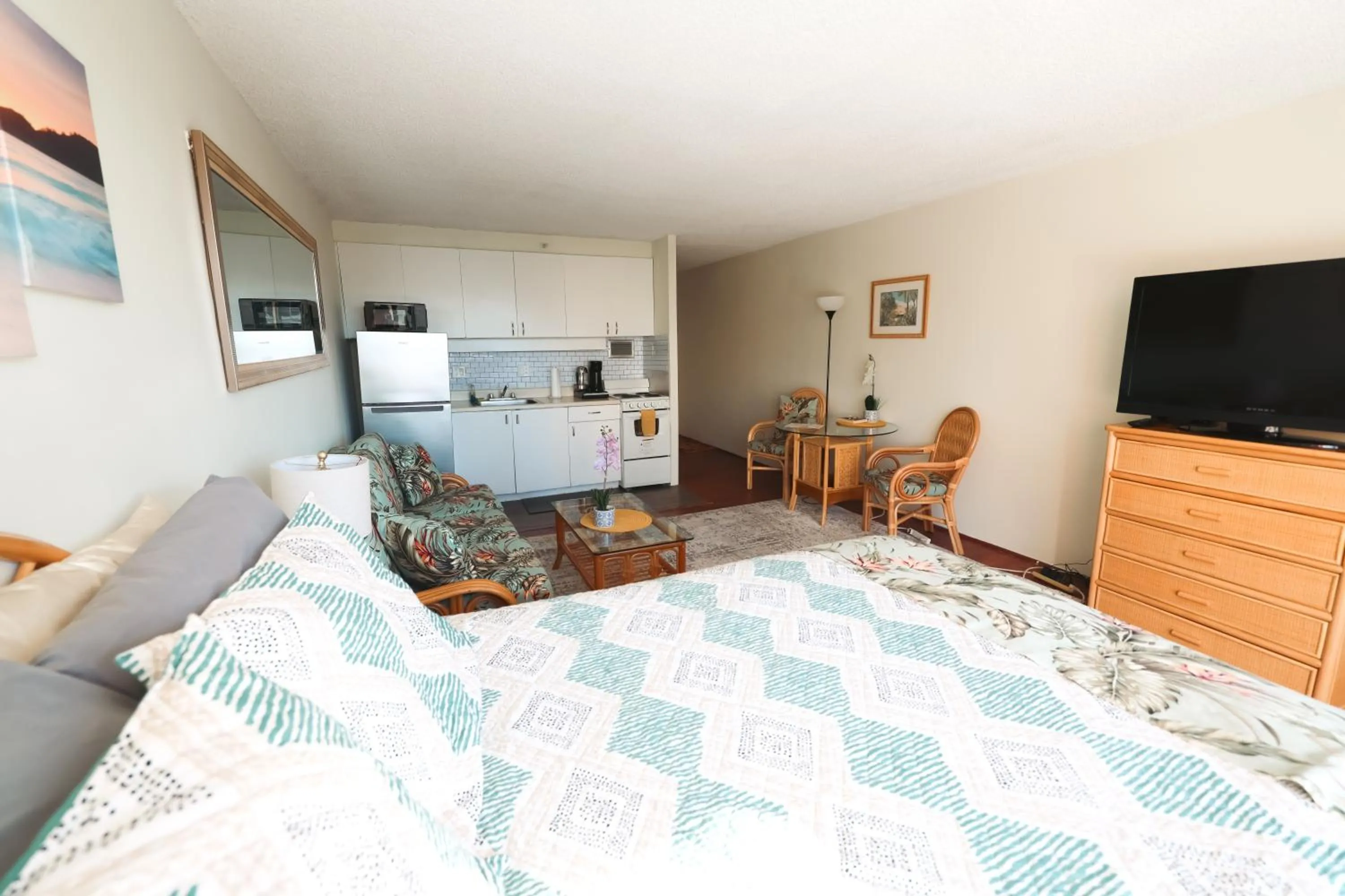 Tropical Studios at Marine Surf Waikiki - FREE PARKING - BEST LOCATION - FULL KITCHEN - SWIMMING POOL