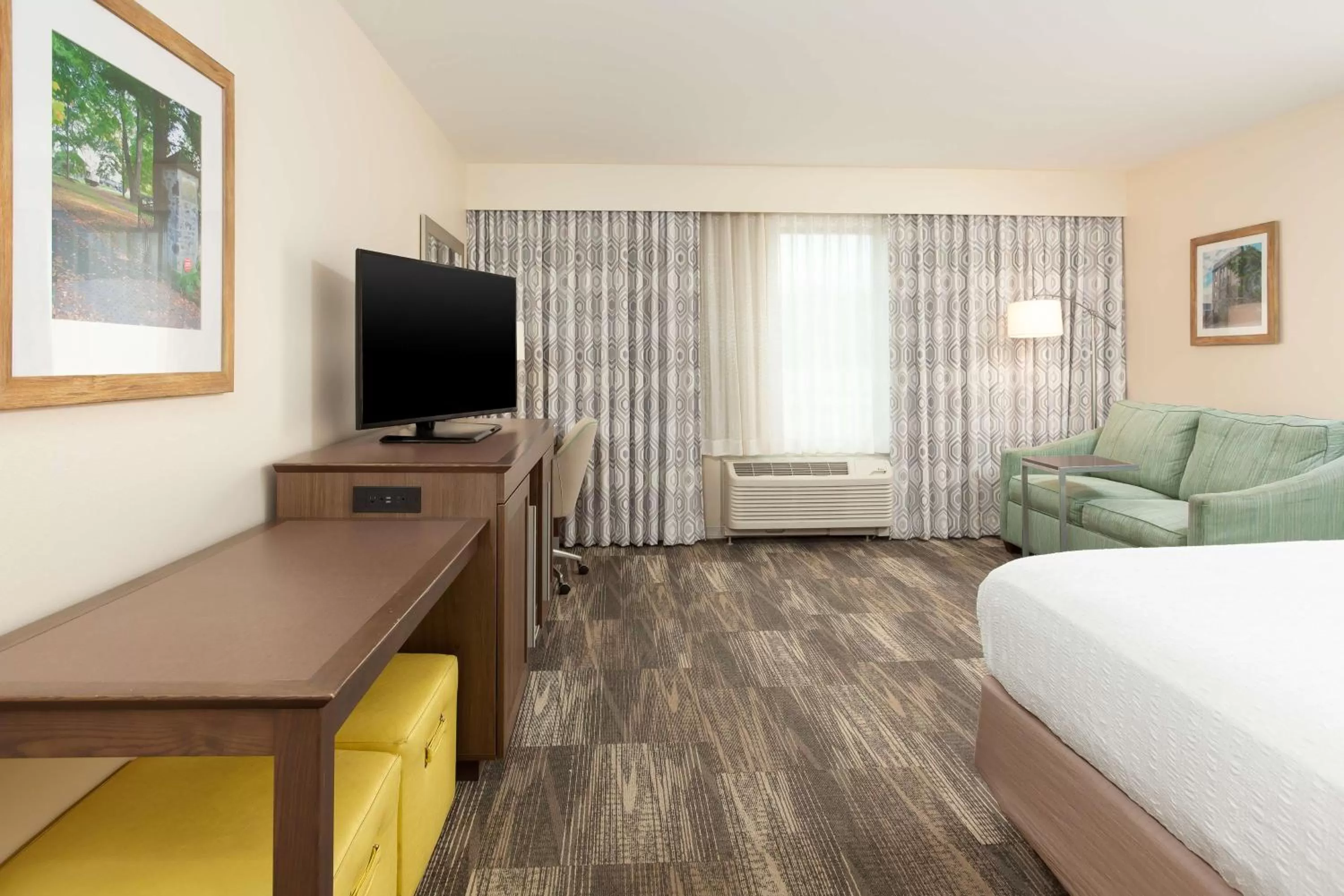 Living room, Bed in Hampton Inn & Suites Niles/Warren, OH