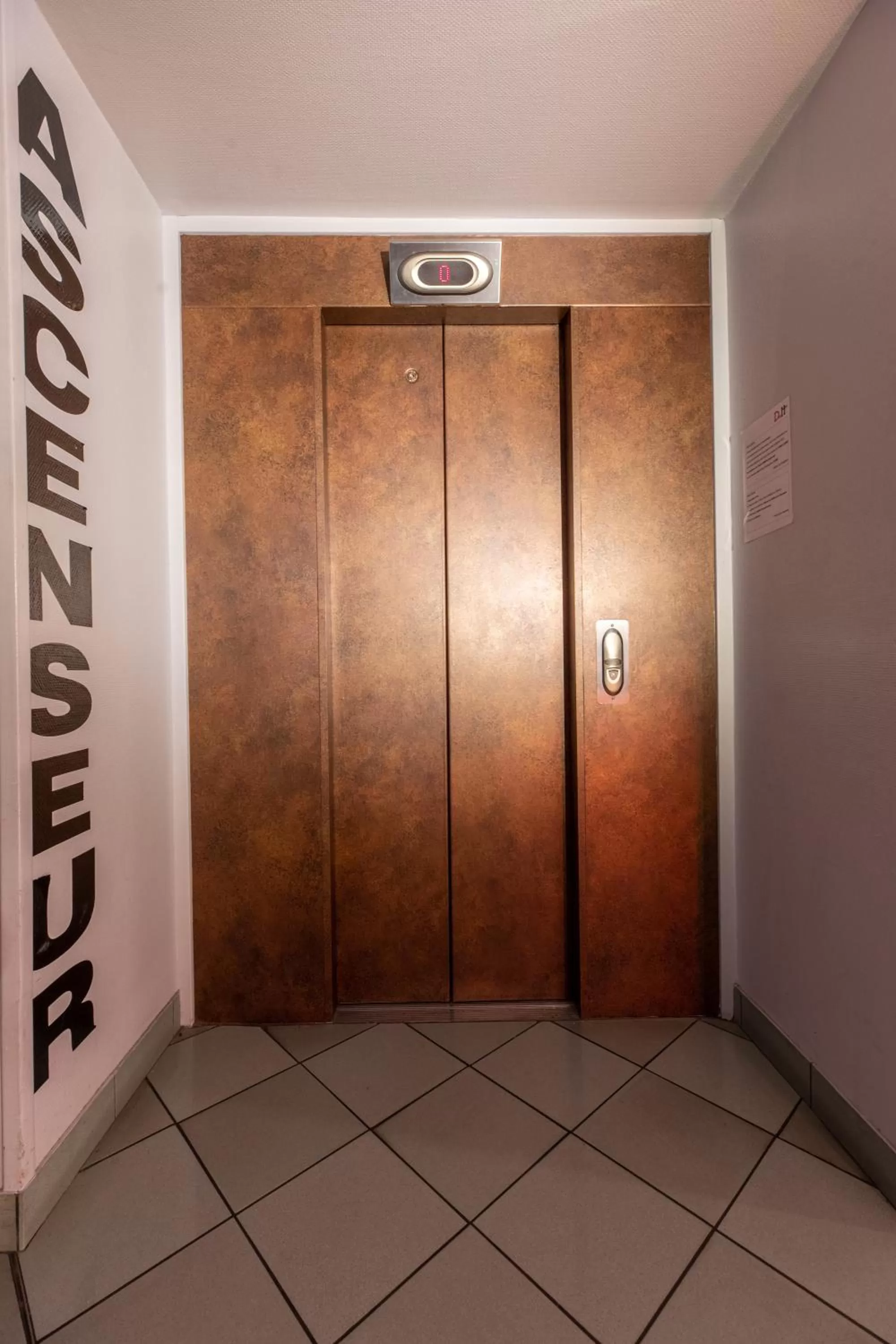 elevator in CIT'HÔTEL LE DAV Clermont-Ferrand Centre