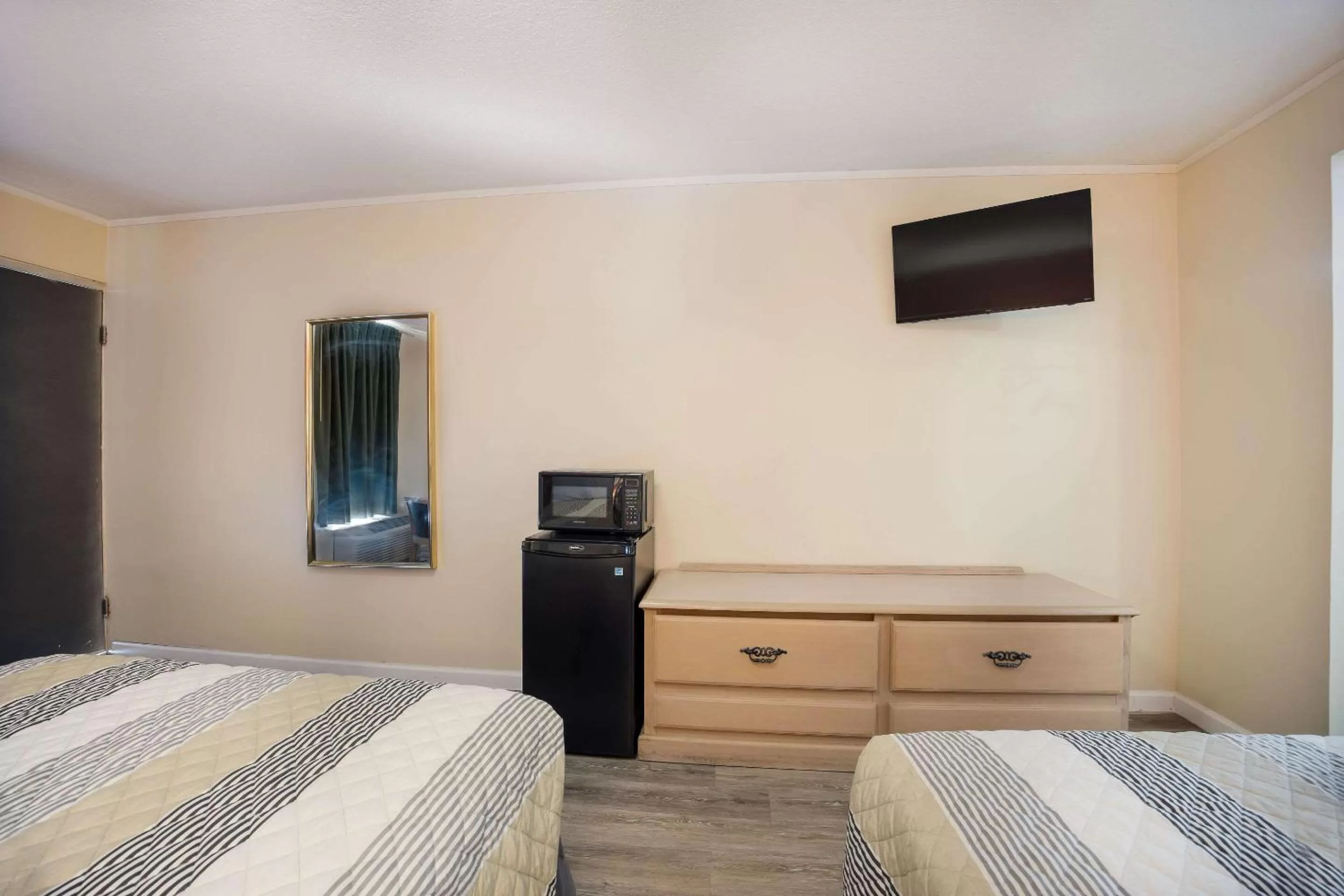 Photo of the whole room, Bed in Rodeway Inn Cecil