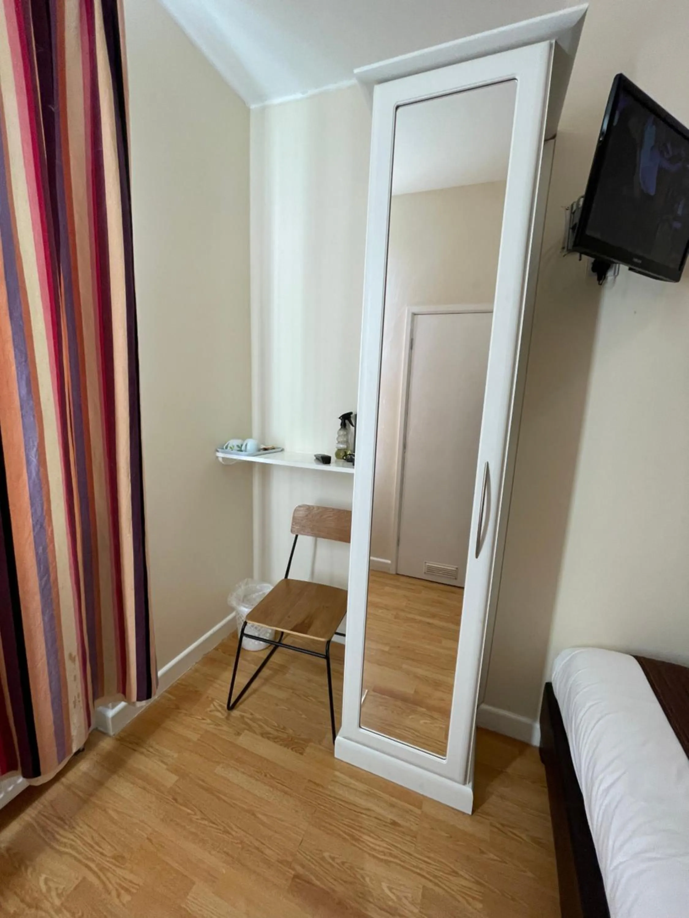 Photo of the whole room, Bed in Kings Cross Hotel London