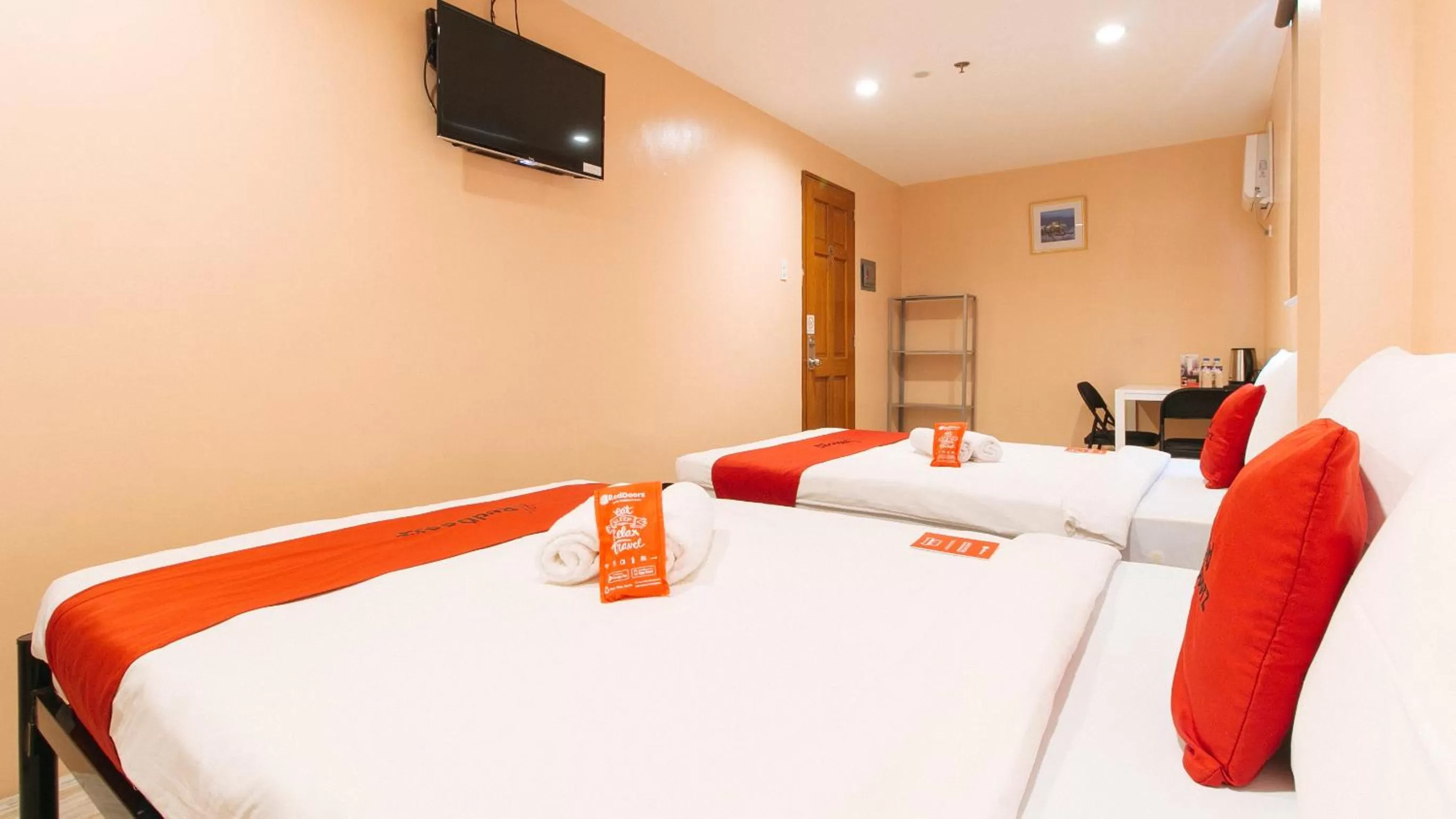 TV and multimedia, Bed in RedDoorz at Hotel Rosemarie