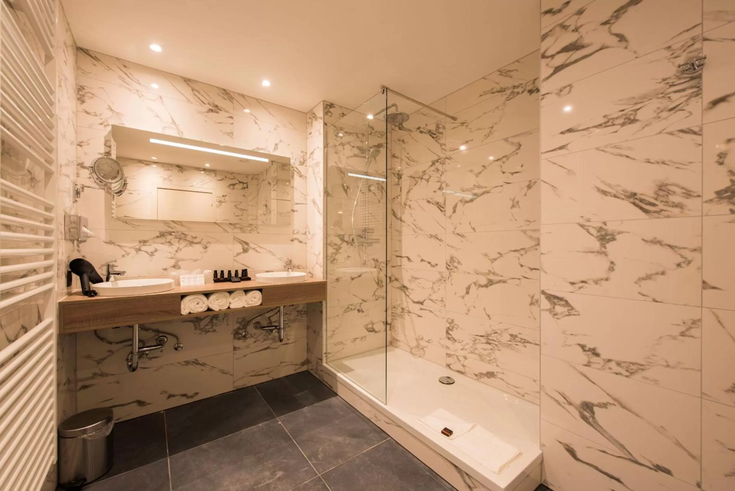 Bathroom in Hotel Acacia