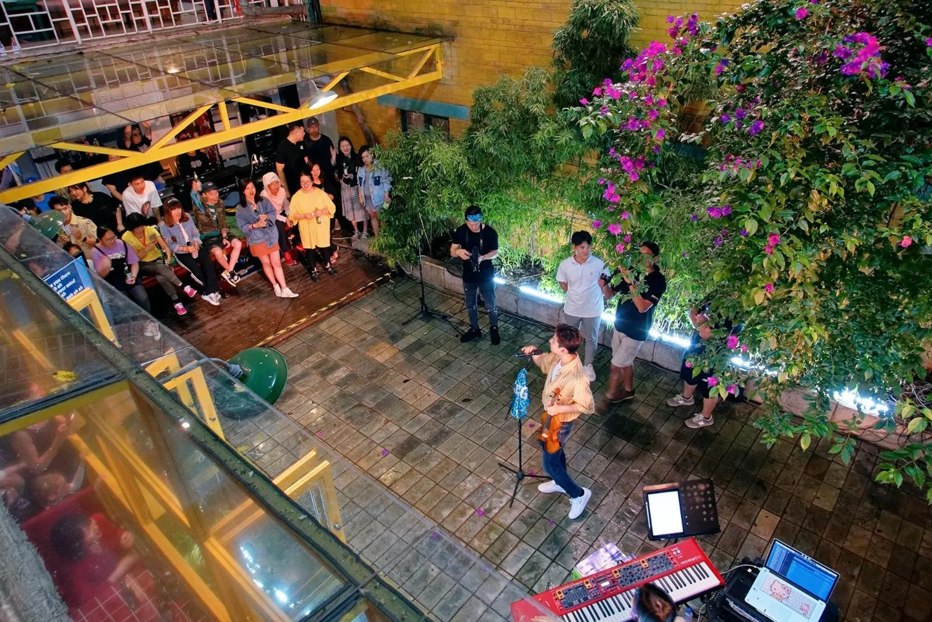 People in The Cloudland International Youth Hostel Close to the city center,15 min walks to the subway, Close to the night market, old street, green lake, English-speaking service, free Activity convenient payment and visa cards are accepted